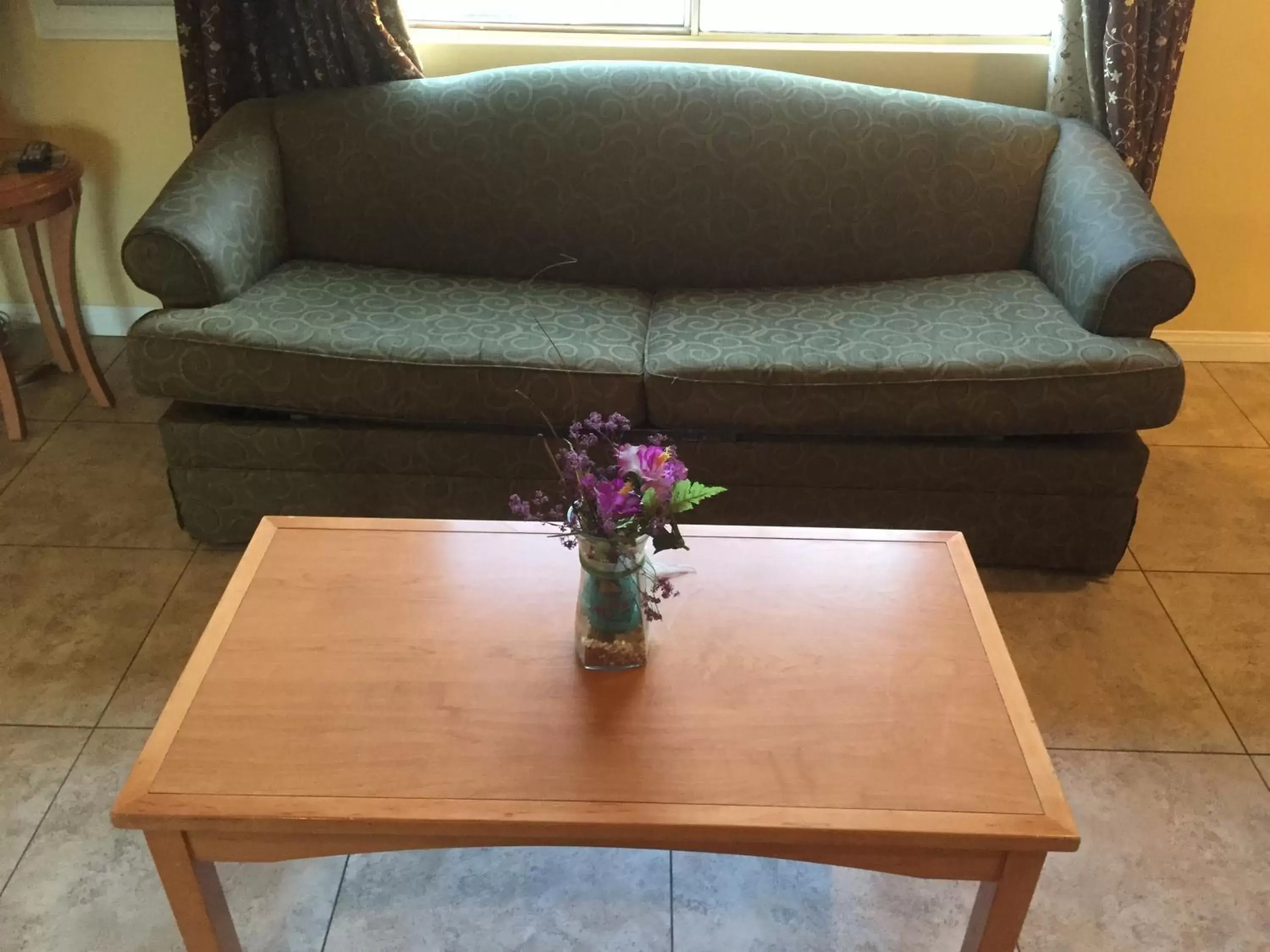 Living room, Seating Area in Bayshore Inn Ventura