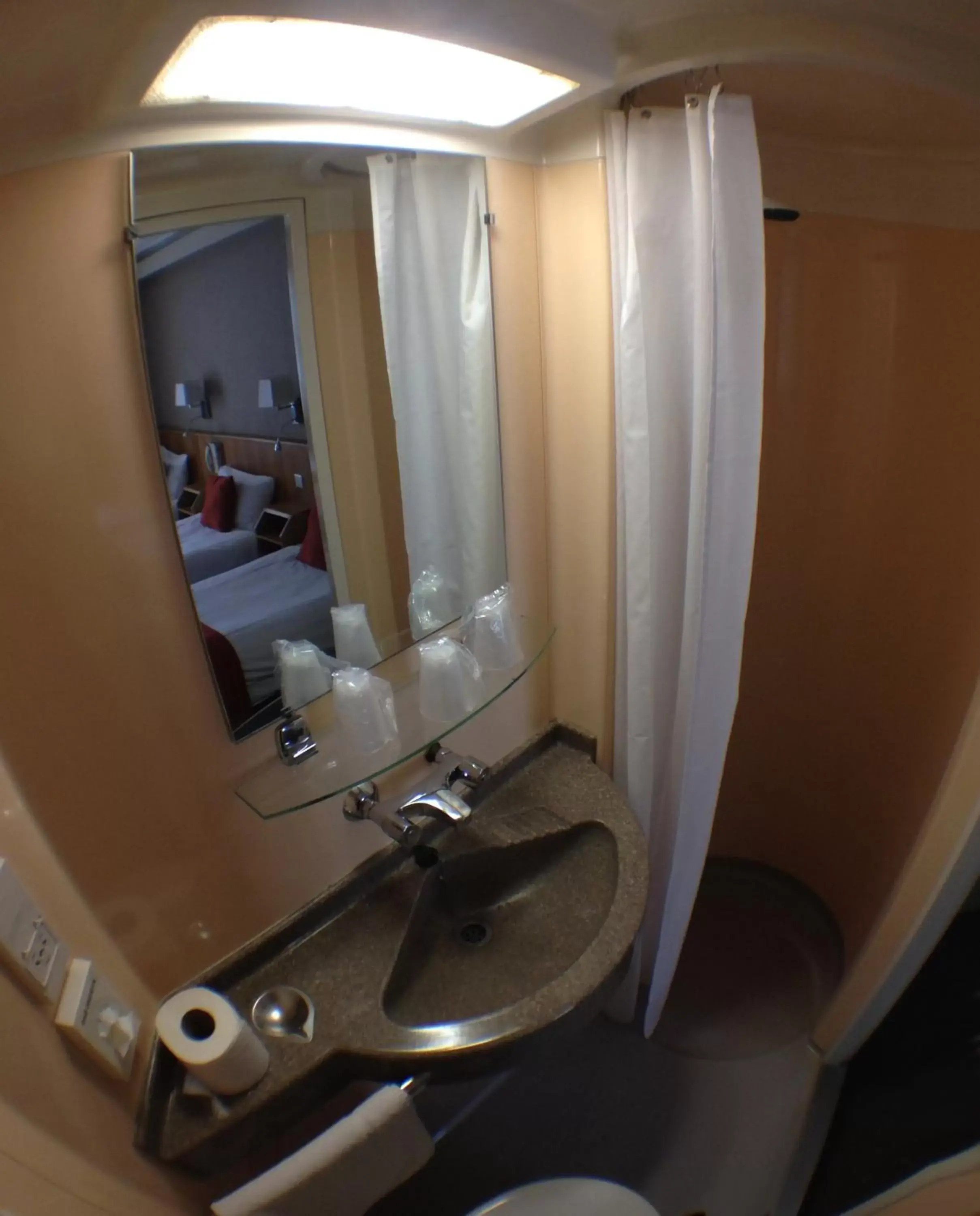 Shower, Bathroom in Columbus Hotel