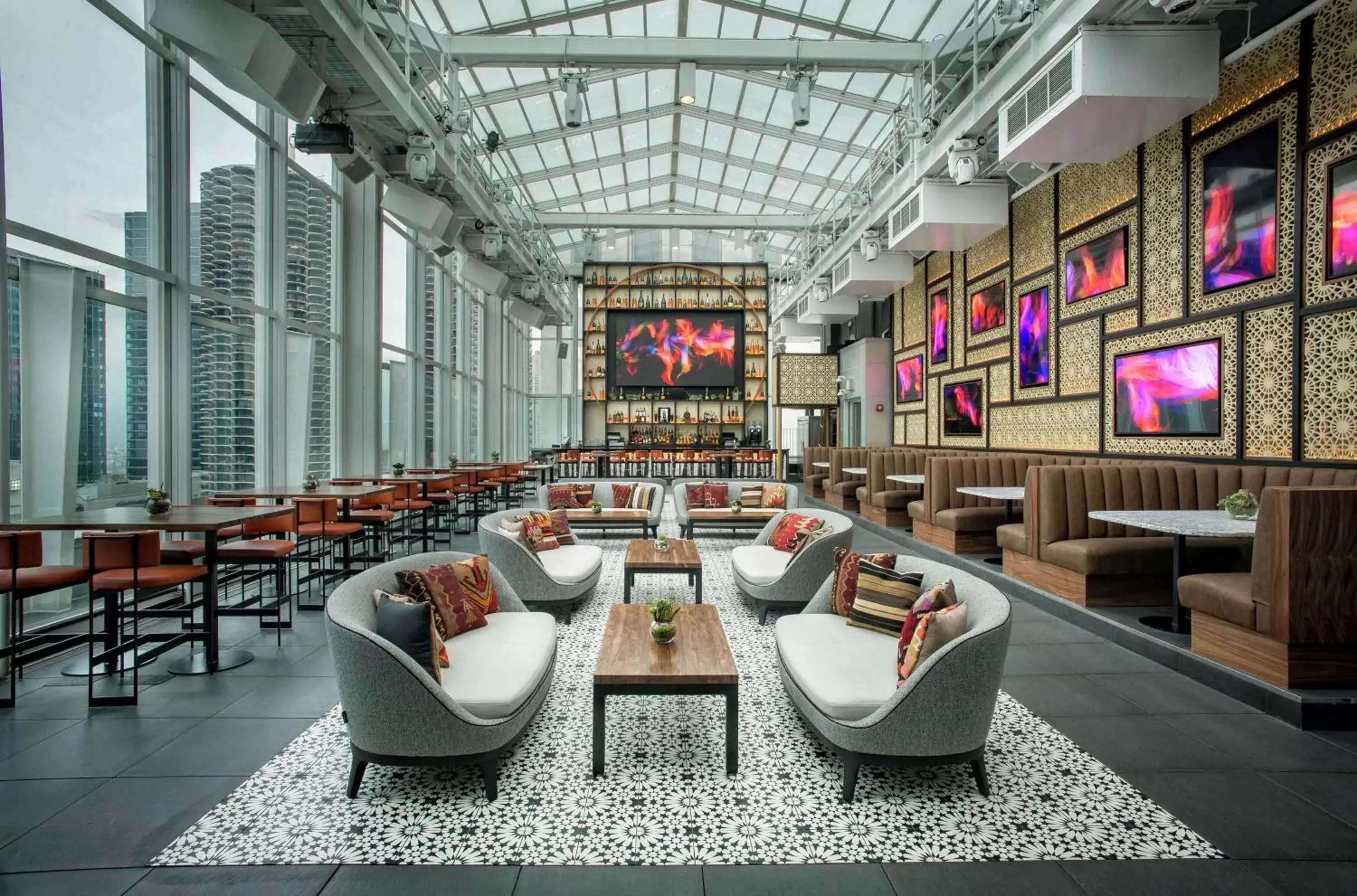 Lounge or bar in theWit Chicago, a Hilton Hotel