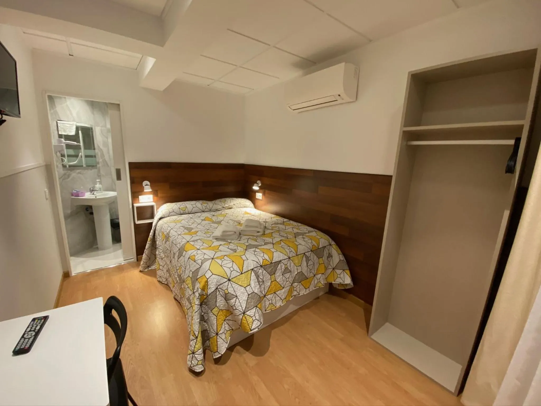 Photo of the whole room, Bed in Far Home Gran Vía