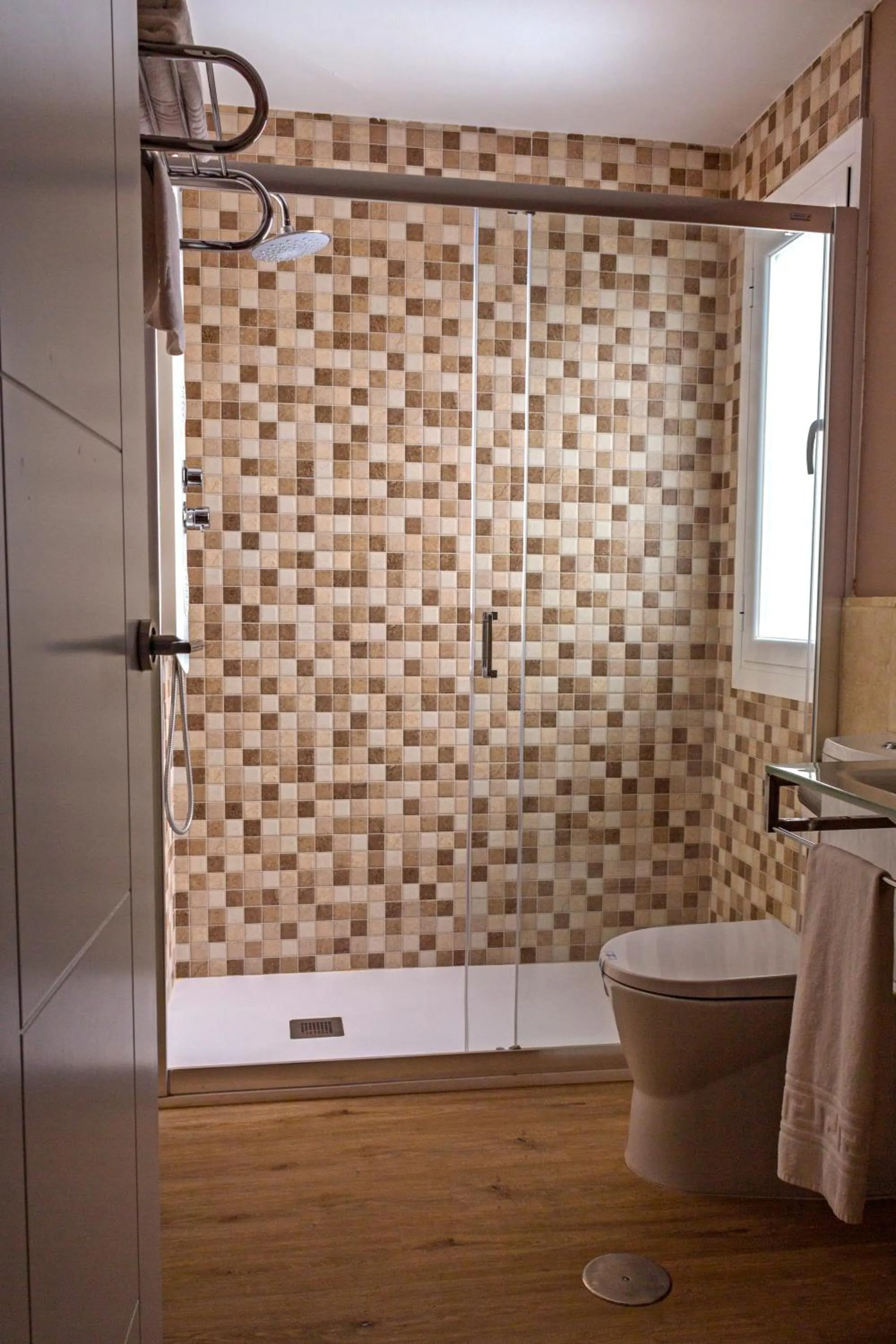 Shower in Hotel Leonor de Aquitania