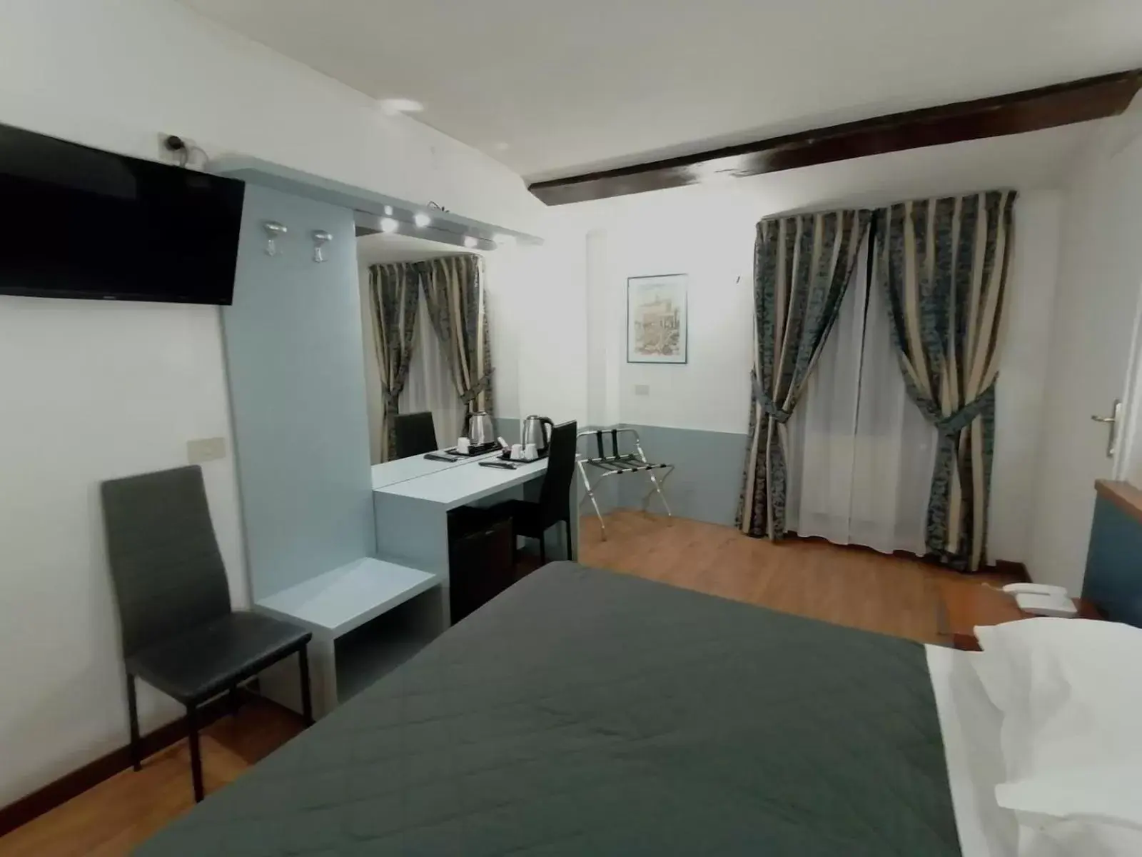 Bed, TV/Entertainment Center in Hotel Julia