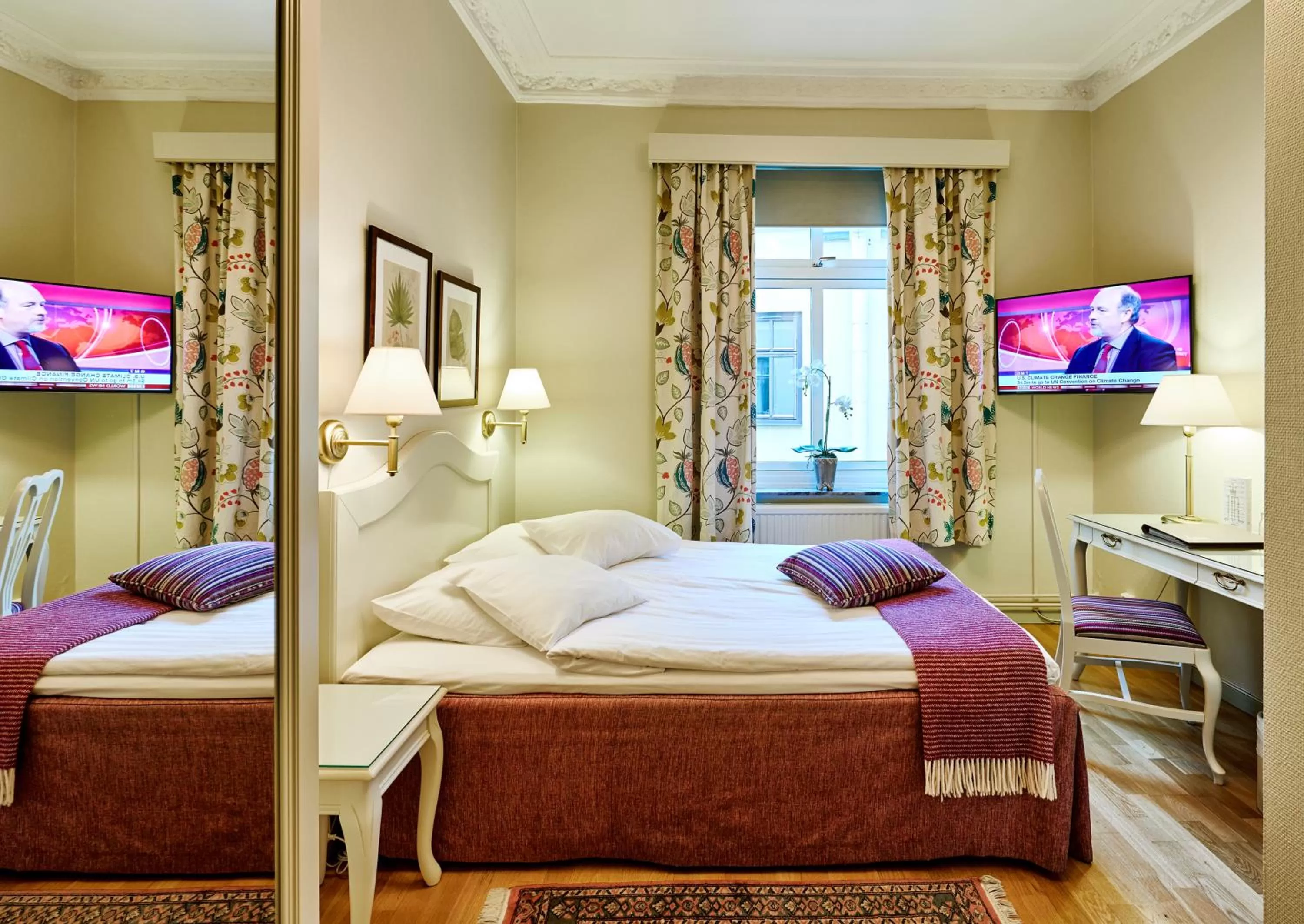 Photo of the whole room, Bed in Hotel Royal