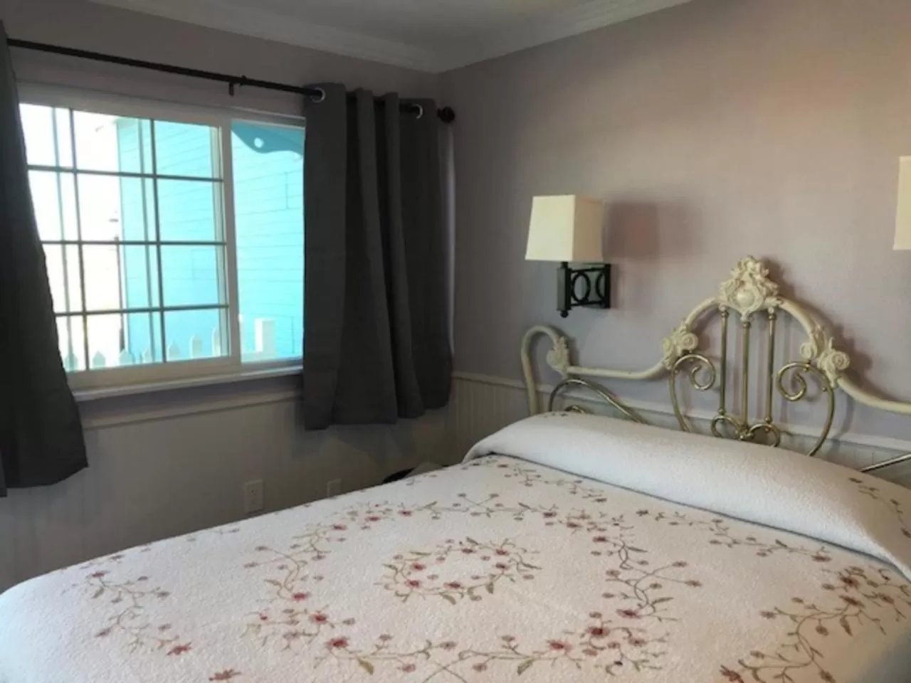 Bed in Sugarloaf Mountain Motel