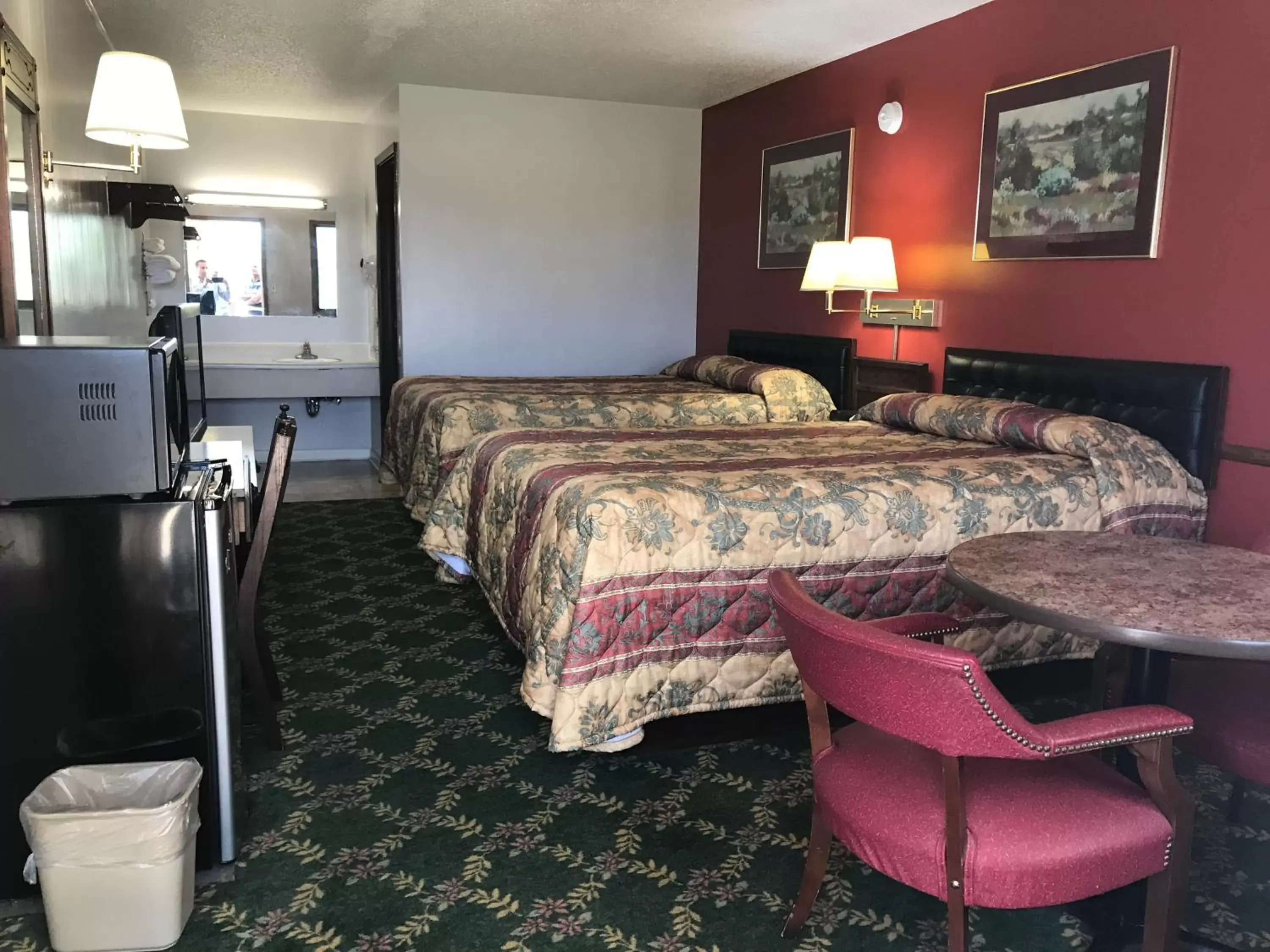 Photo of the whole room, Bed in Budget Host Inn
