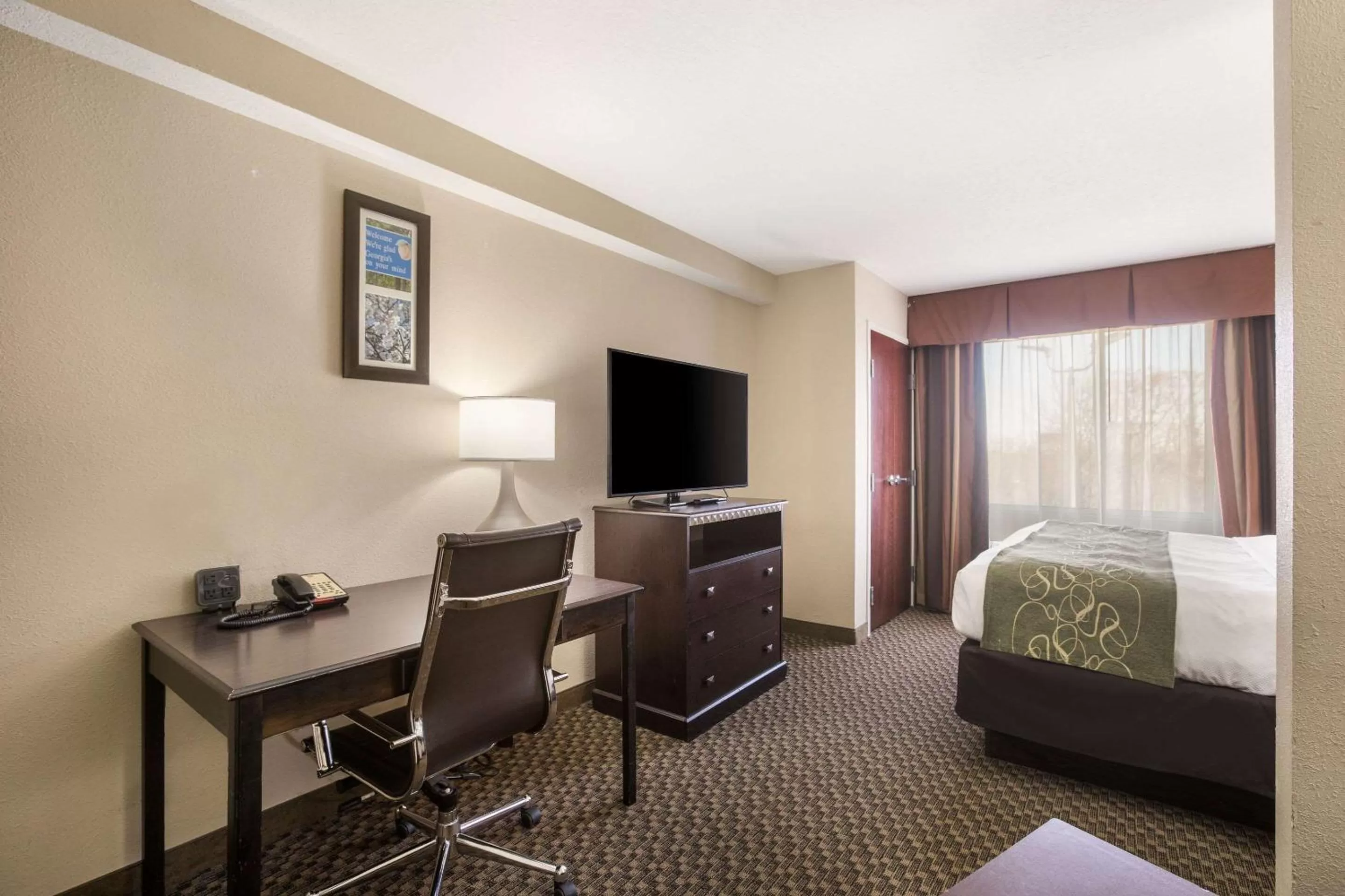 Photo of the whole room, Bed in Comfort Suites Forsyth near I-75