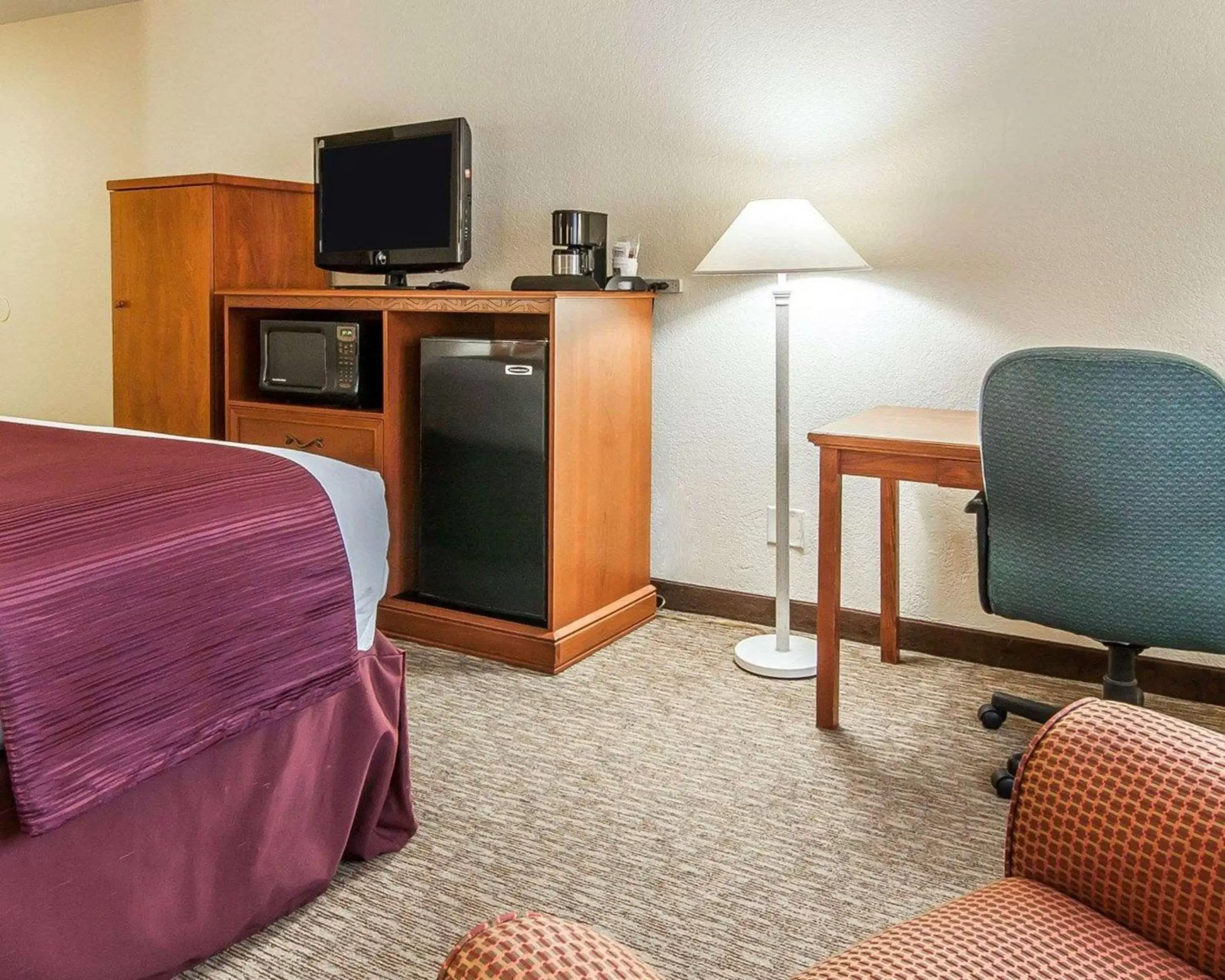 Photo of the whole room, TV/Entertainment Center in Quality Inn Downtown Convention Center Portland