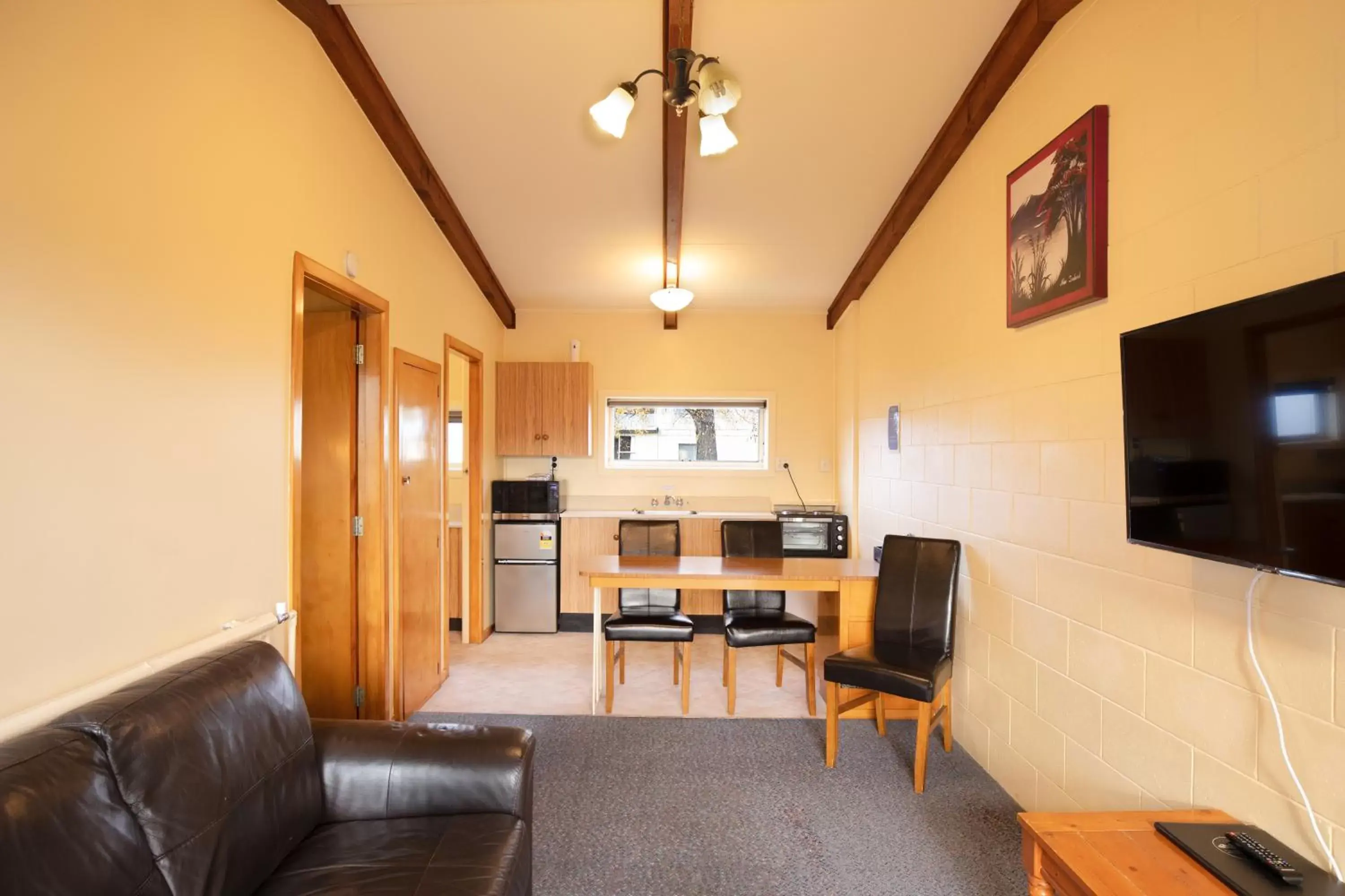 Living room, Seating Area in Alpine View Motel