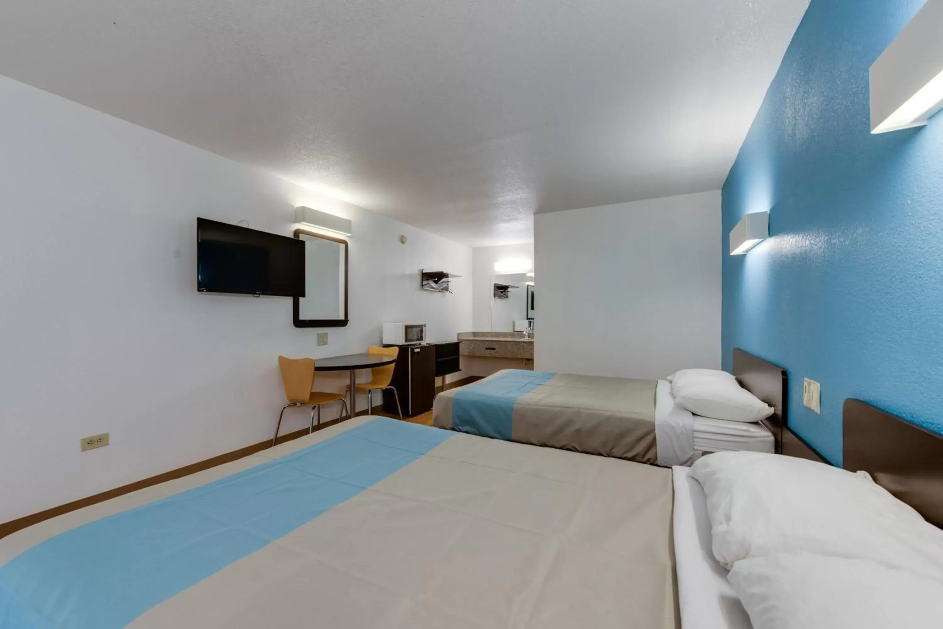Bedroom, Bed in Motel 6-Kingston, TN