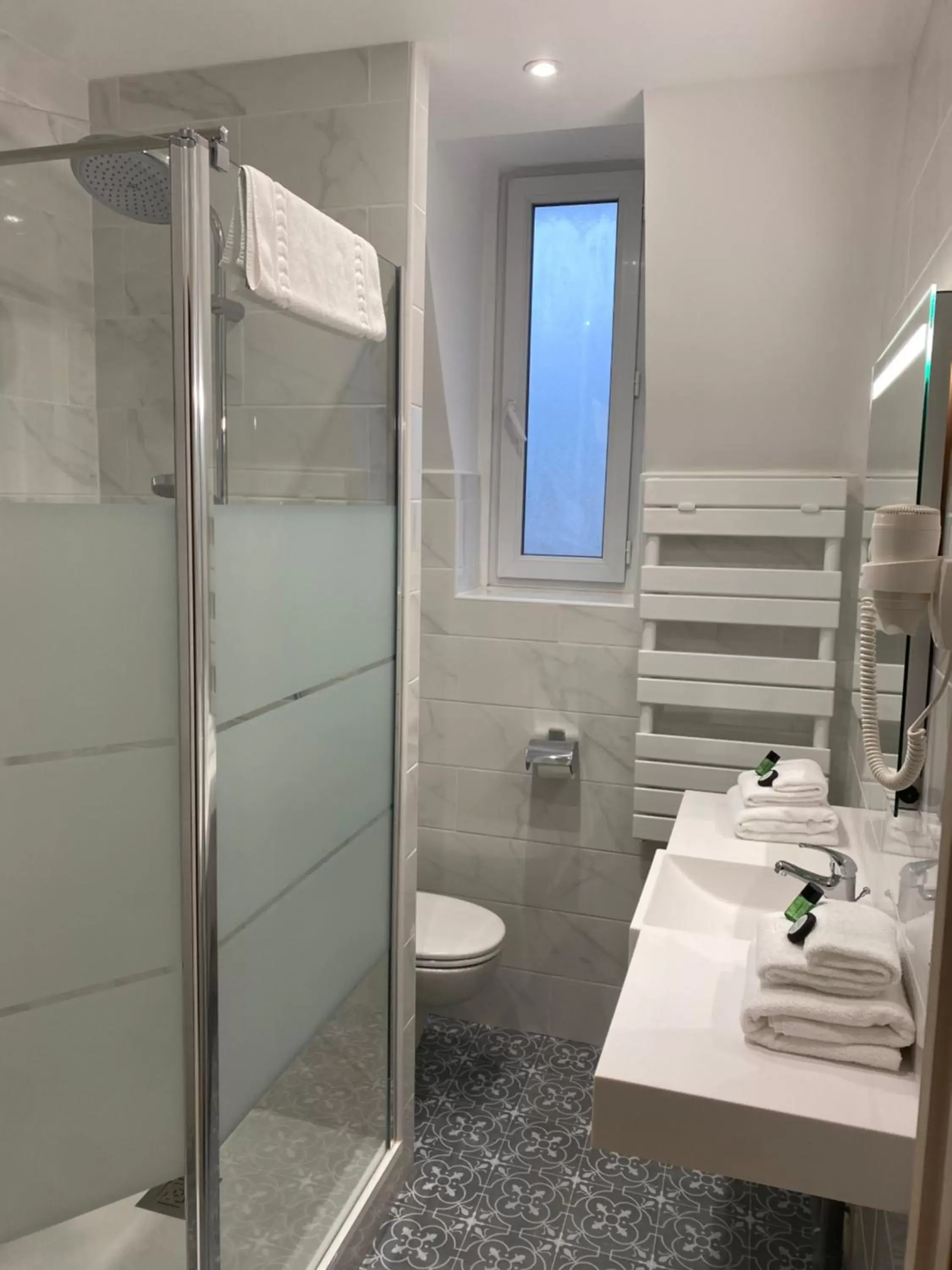 Shower, Bathroom in L'Hotel De L'Esperance