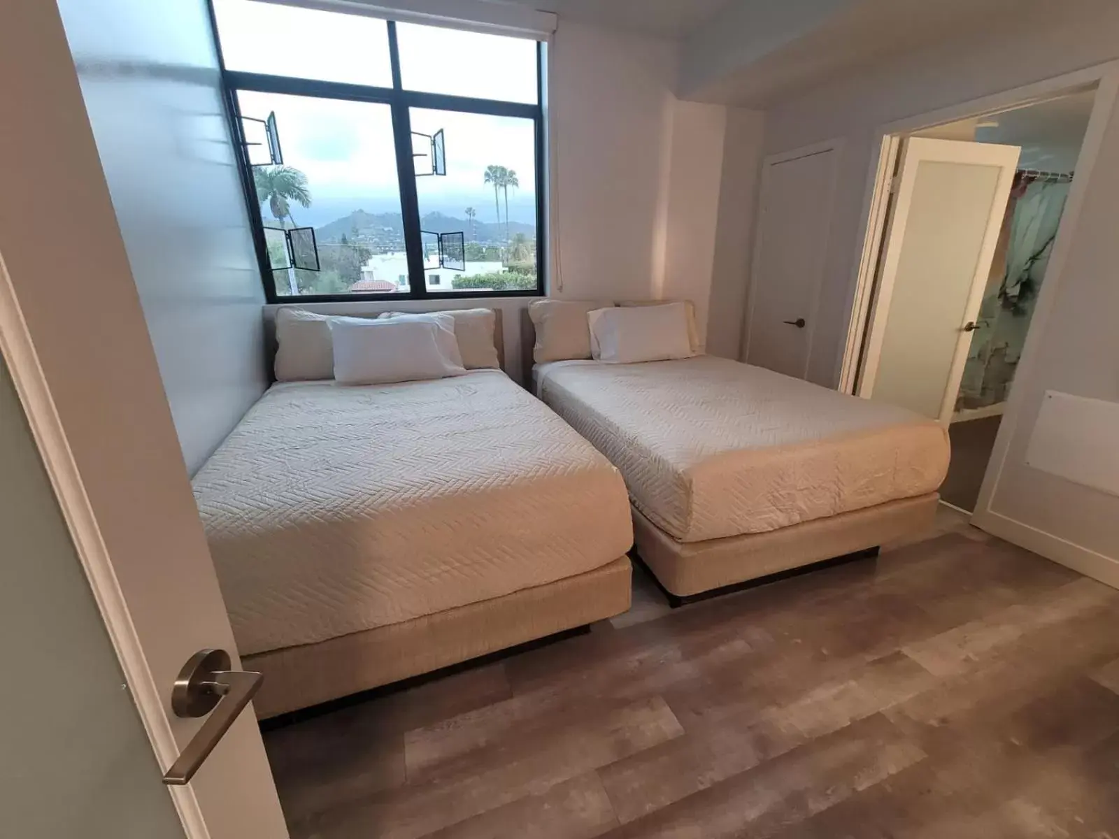 Bed in Hollywood Homes minutes to everything SPACIOUS AND FREE PARKING