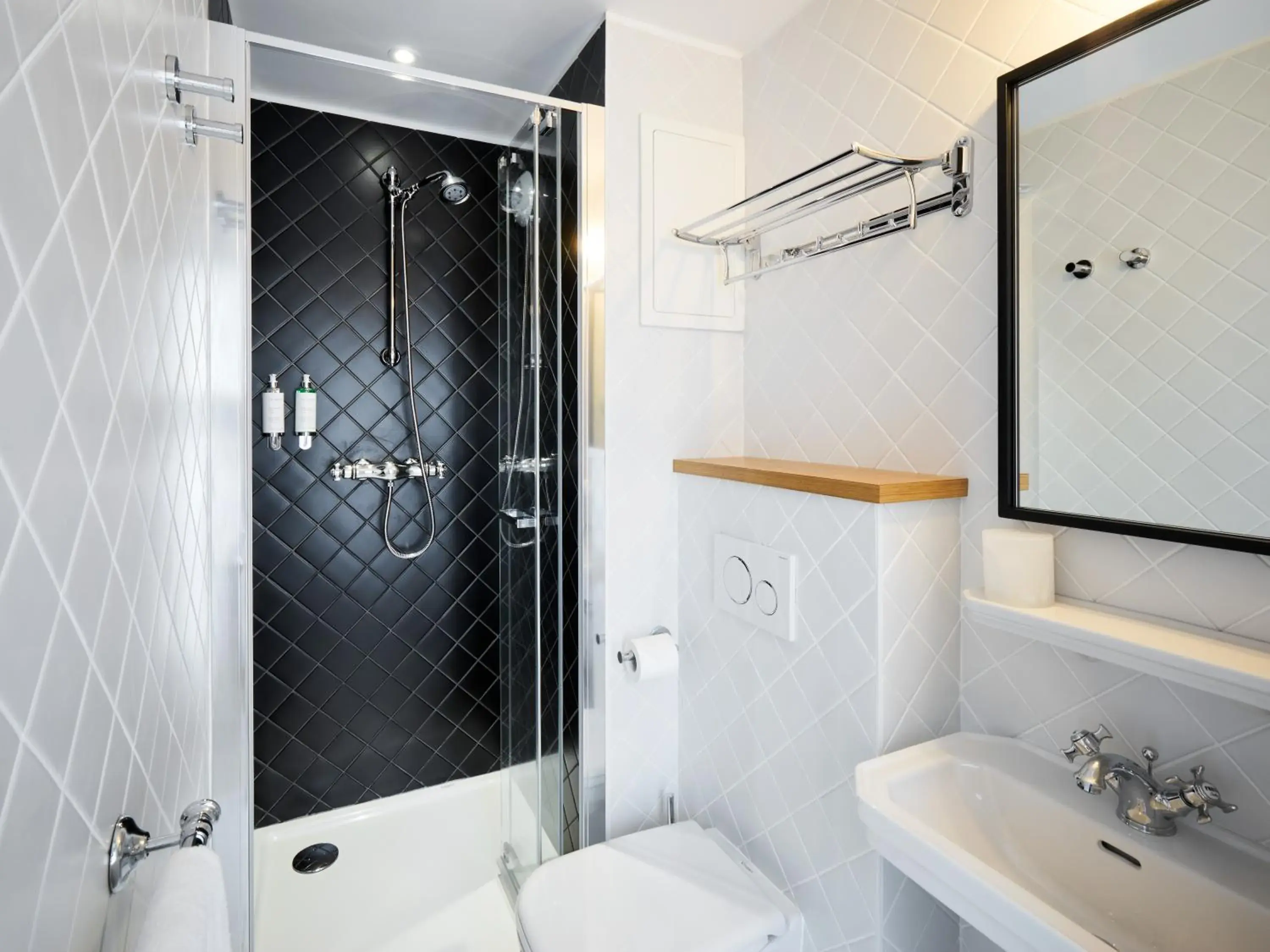 Shower in Hotel Rendez-Vous Batignolles