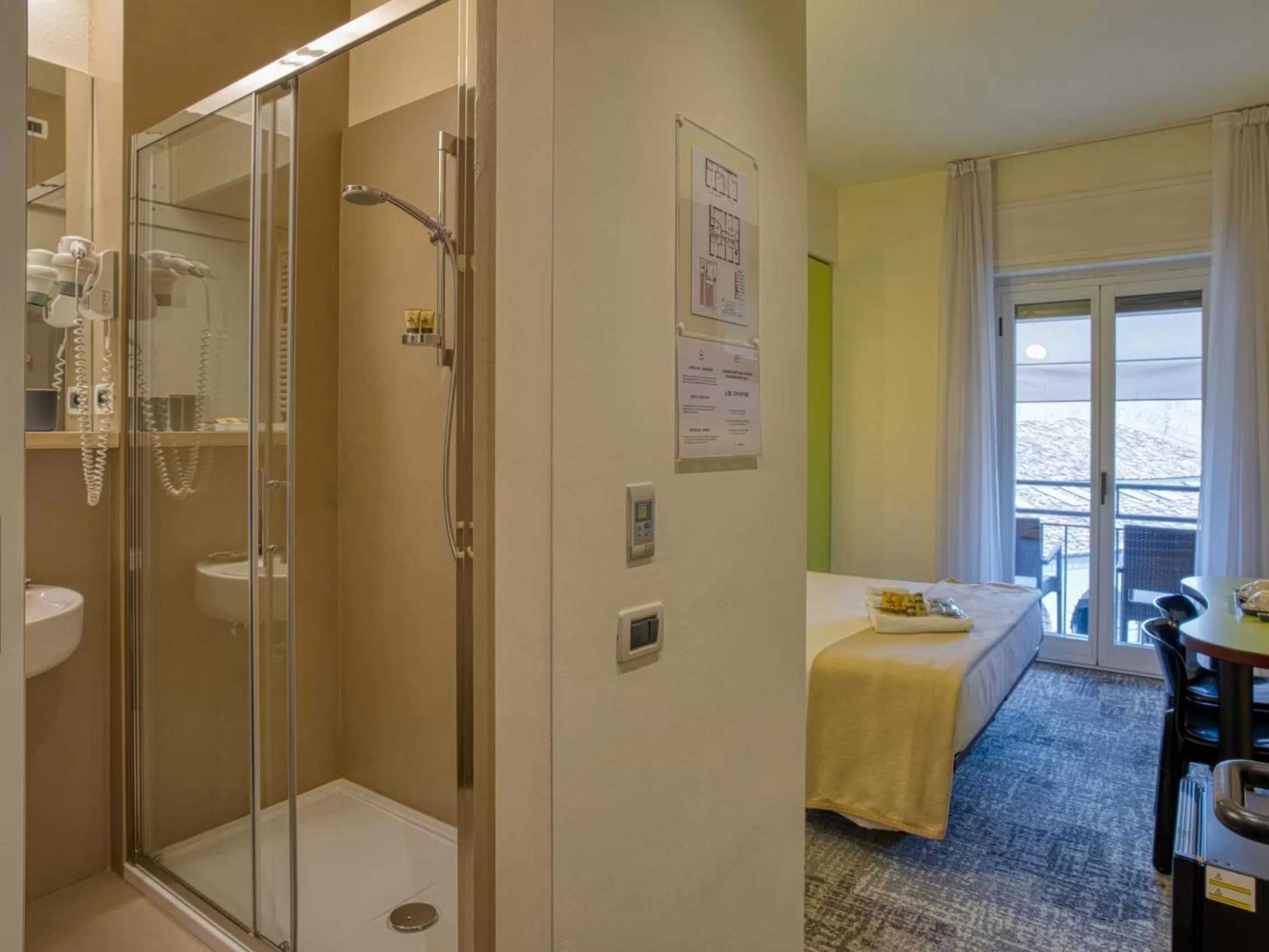 Shower, Bed in Hotel Piroscafo