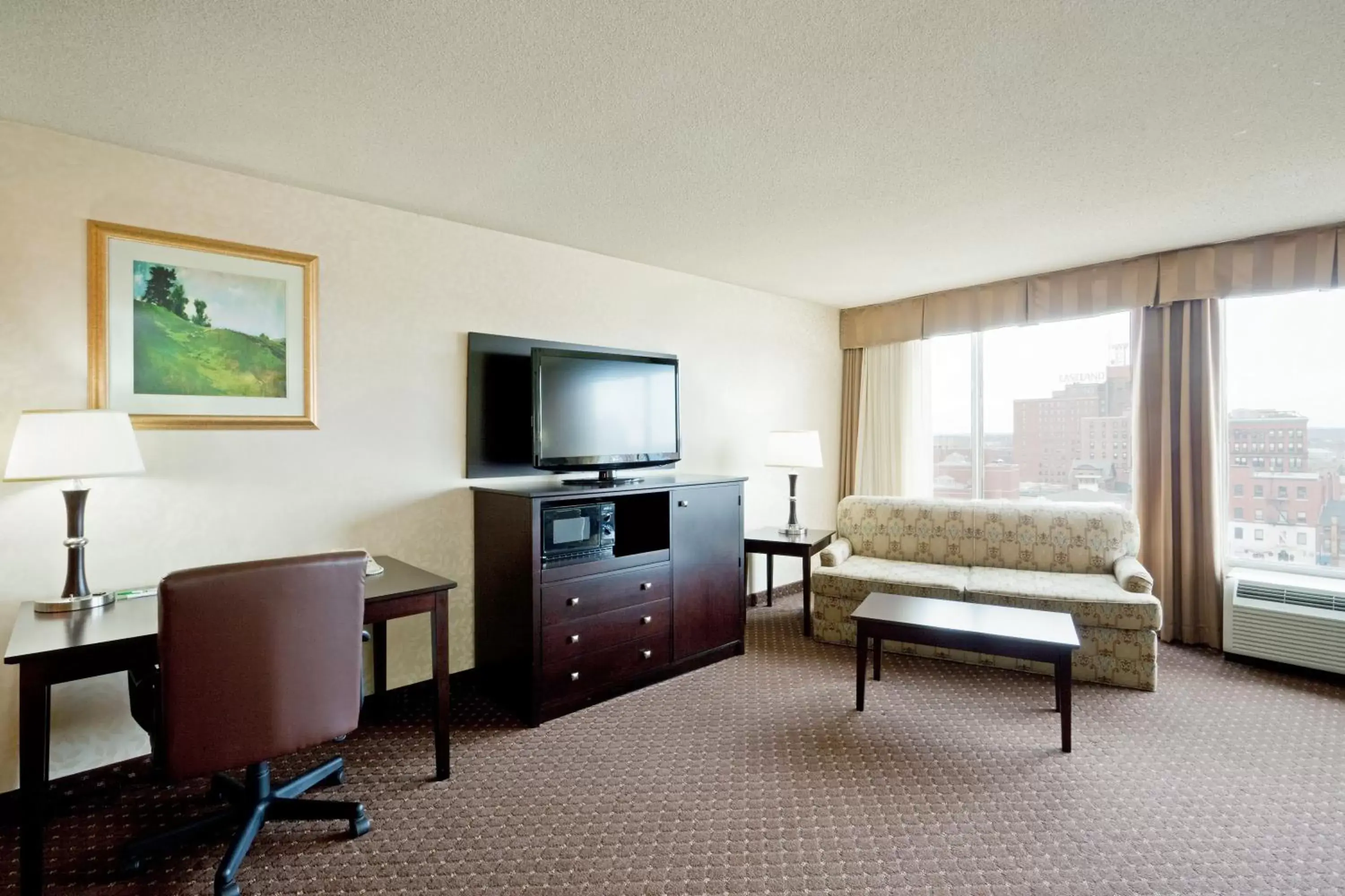 Photo of the whole room, TV/Entertainment Center in Holiday Inn Portland-By the Bay, an IHG Hotel