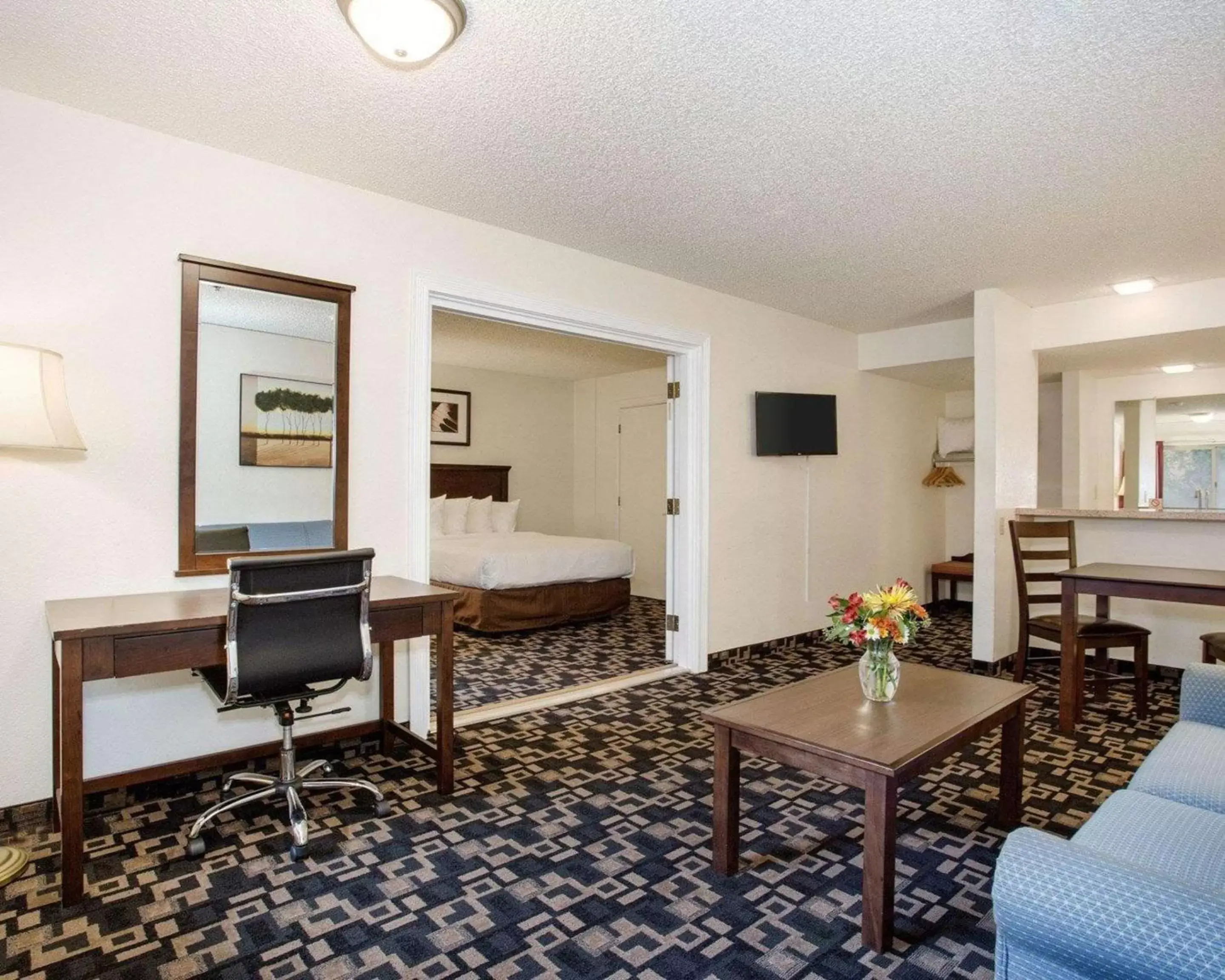 Photo of the whole room, Seating Area in MorningGlory Inn & Suites