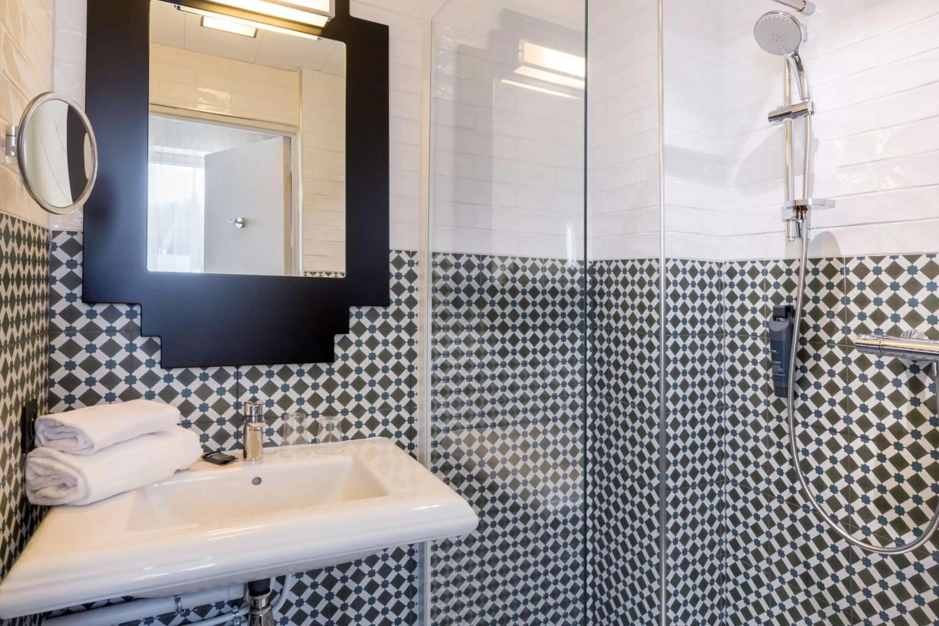 Photo of the whole room, Bathroom in Best Western Hôtel Journel Paris Sud