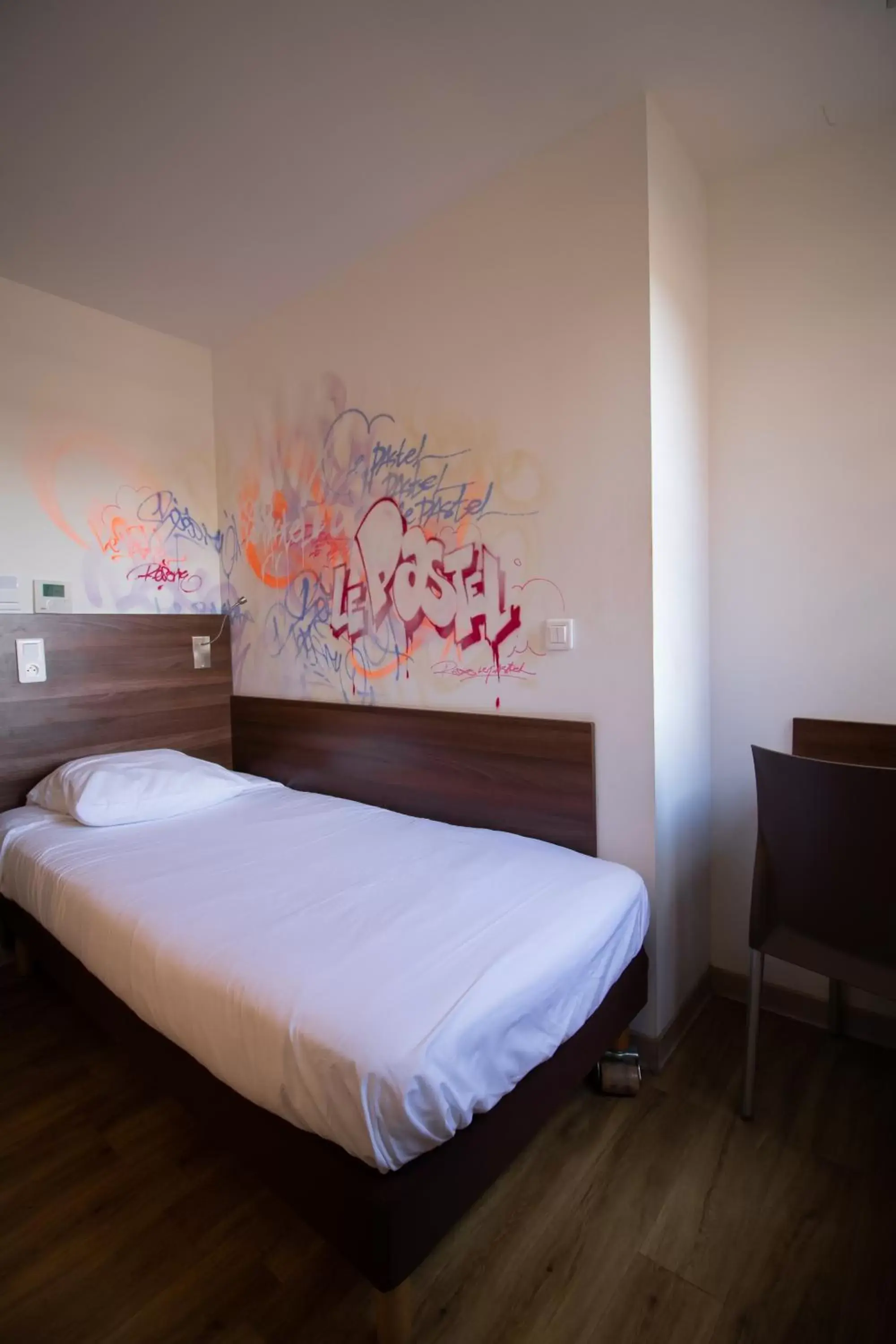 Photo of the whole room, Bed in Hôtel le Pastel
