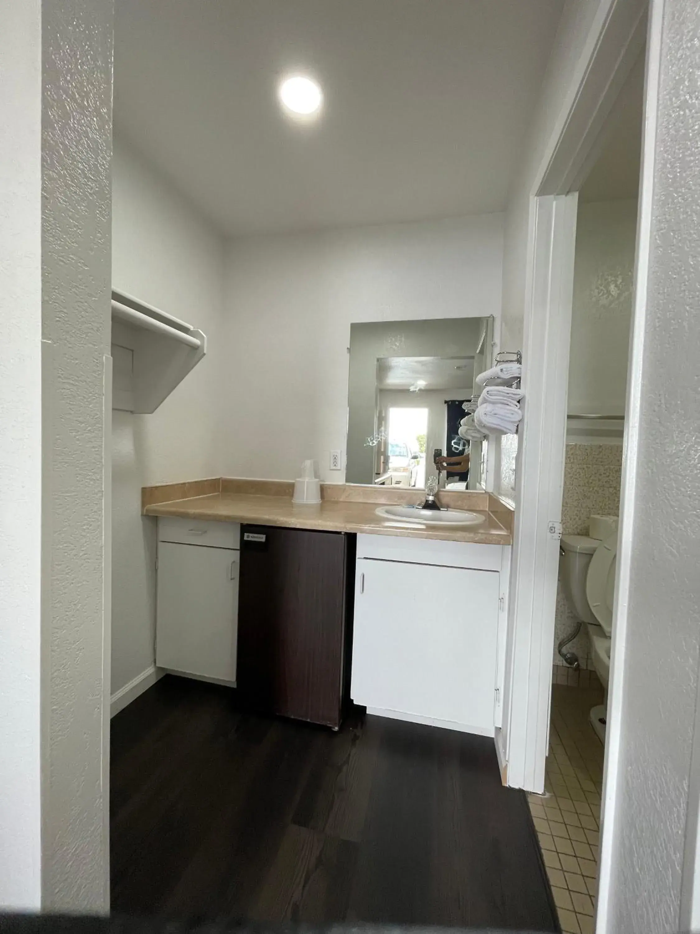 Bathroom, Kitchen/Kitchenette in Palms Inn & Suites