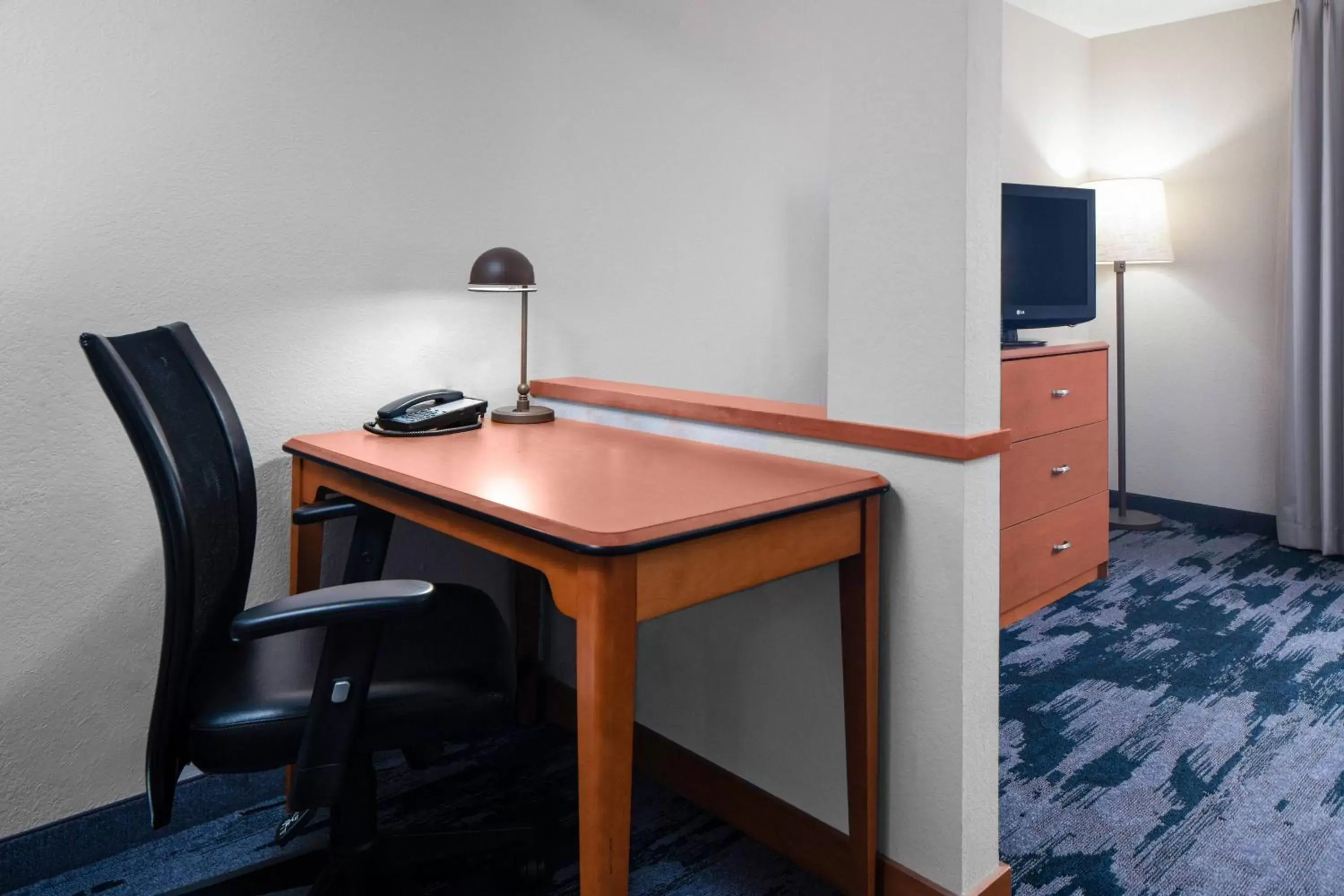 Bedroom, TV/Entertainment Center in Fairfield Inn & Suites Jefferson City