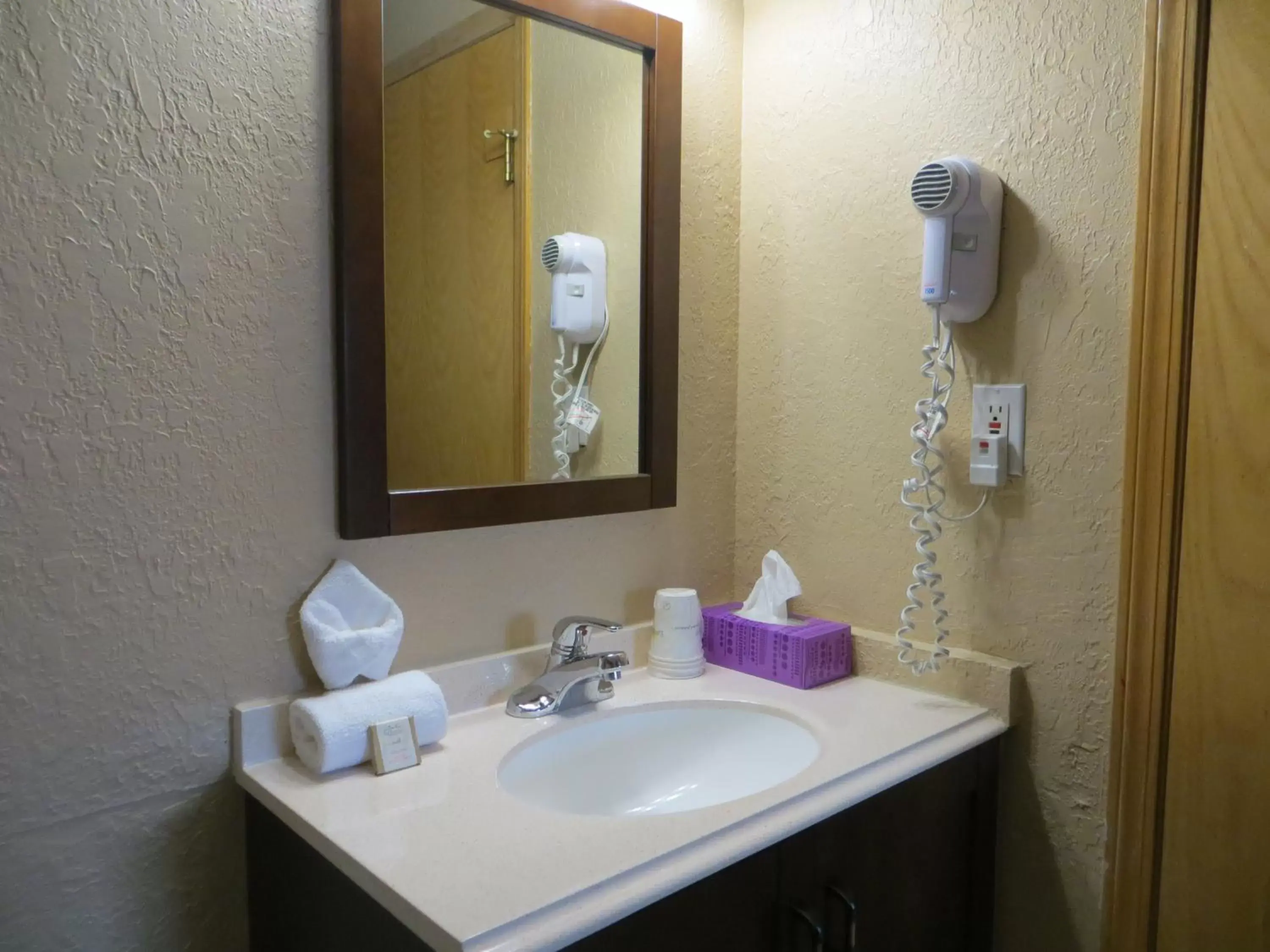 Bathroom in Howard Johnson by Wyndham Red Deer