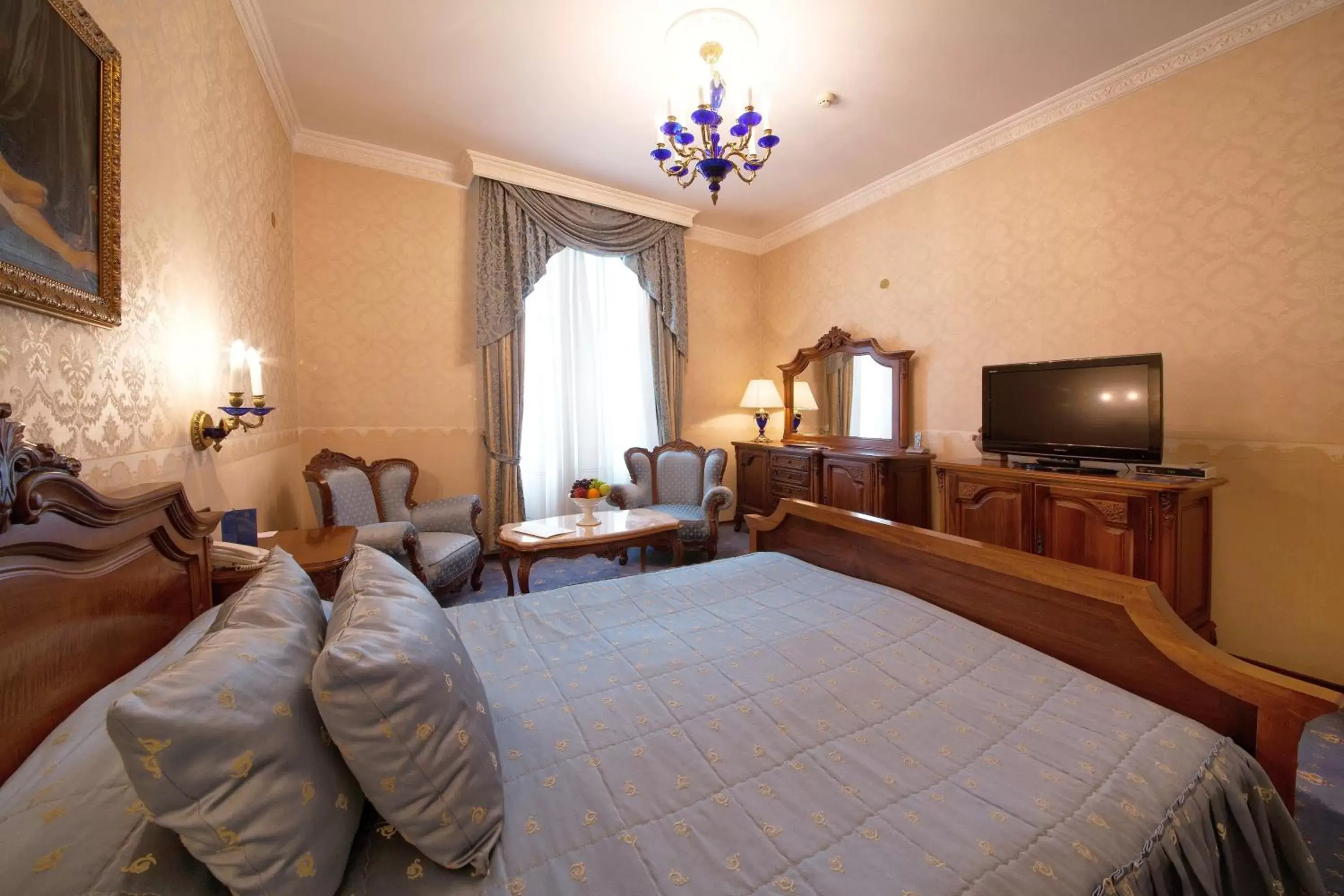 Photo of the whole room, TV/Entertainment Center in Grand Hotel London