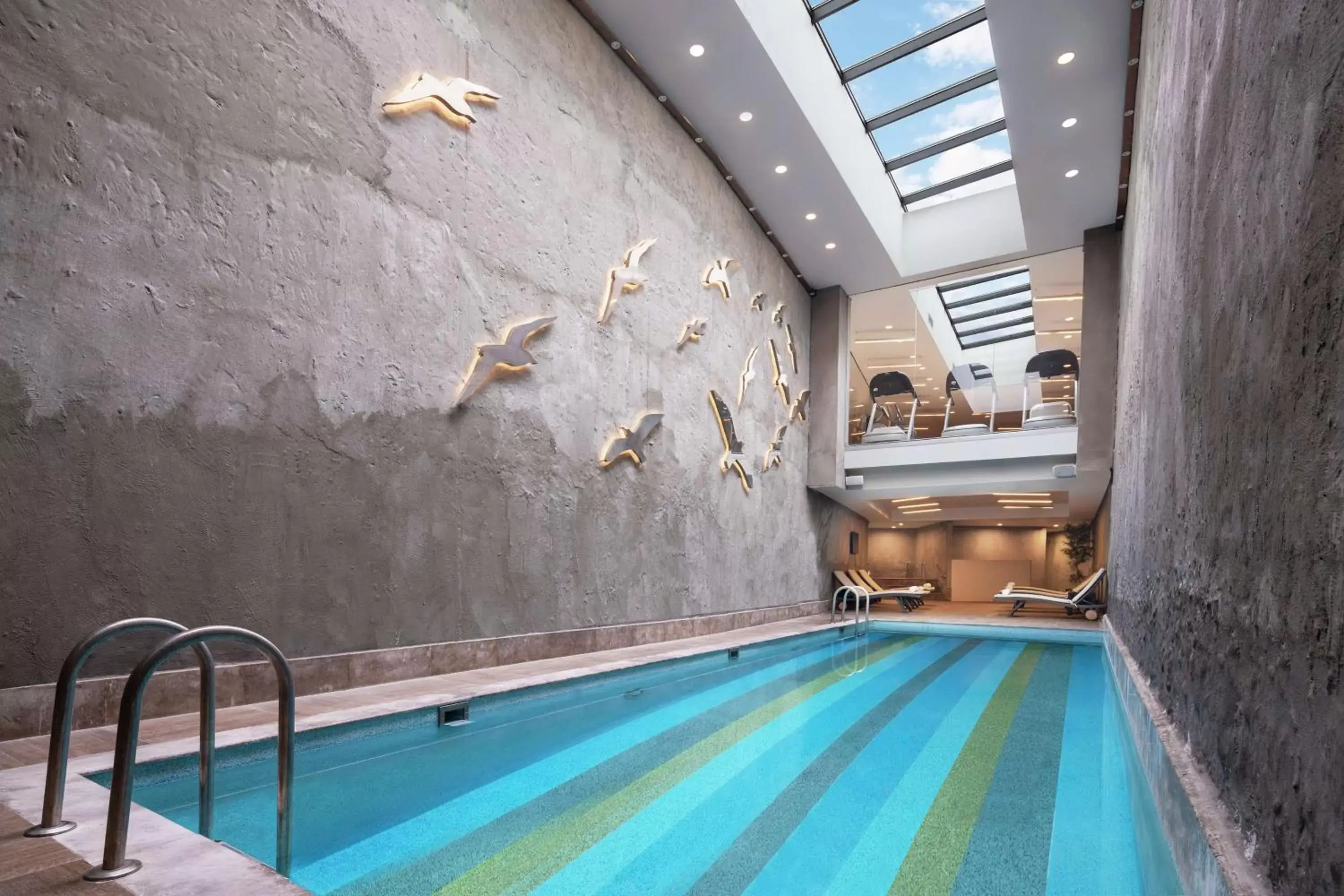 Swimming Pool in DoubleTree by Hilton Istanbul Esentepe