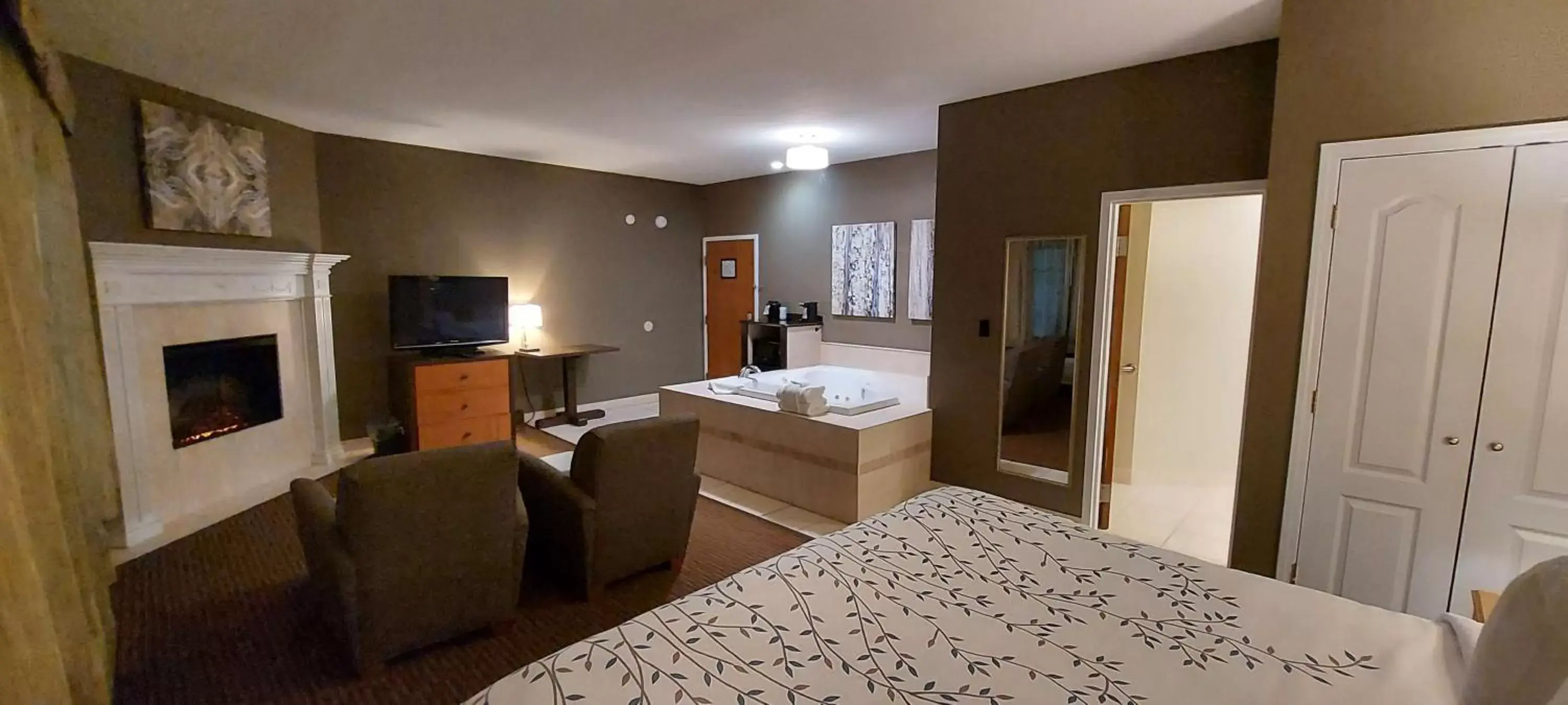Photo of the whole room, TV/Entertainment Center in Best Western Plus of Birch Run/Frankenmuth
