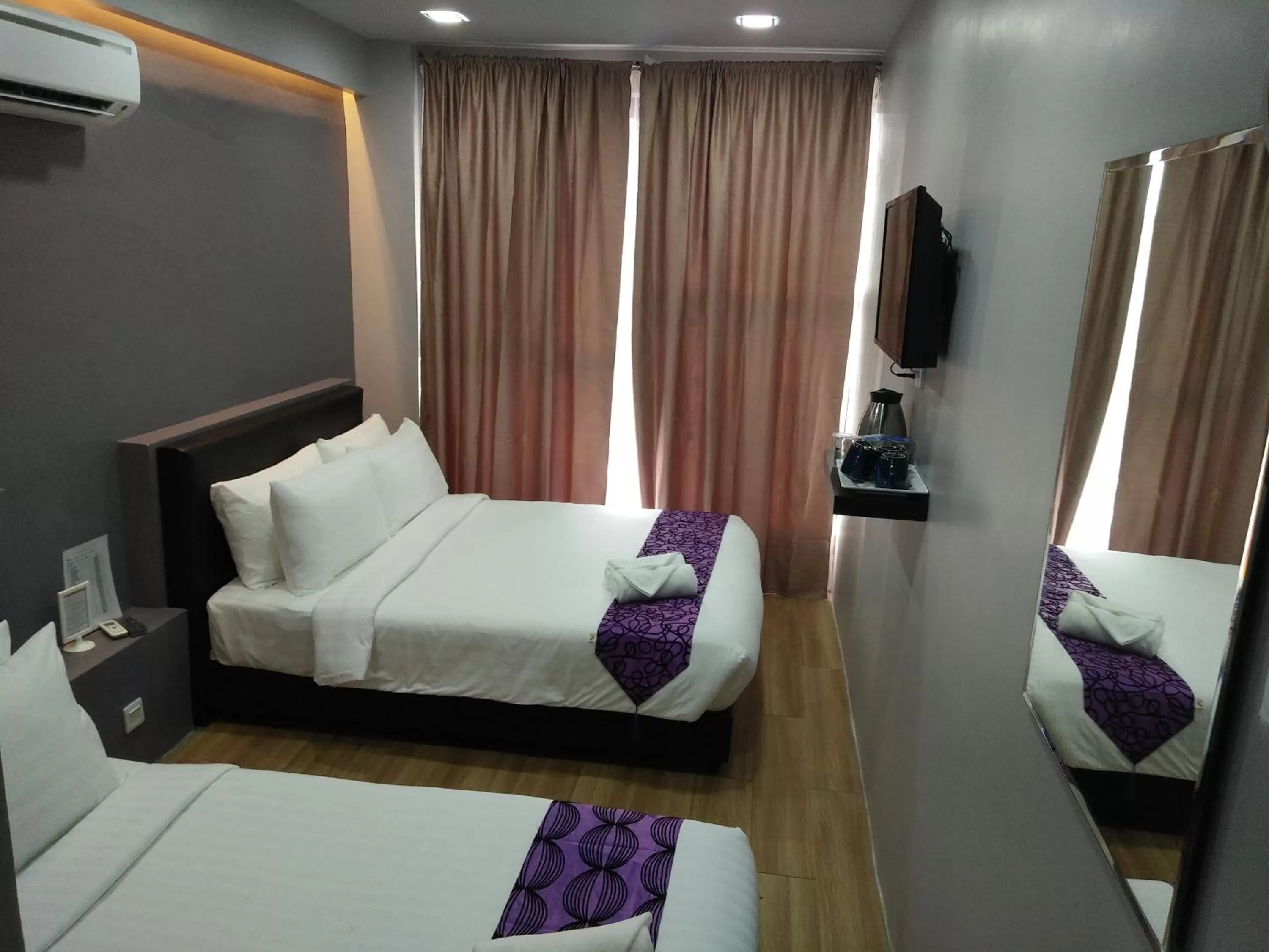 Bed in Sunset Villa Inn