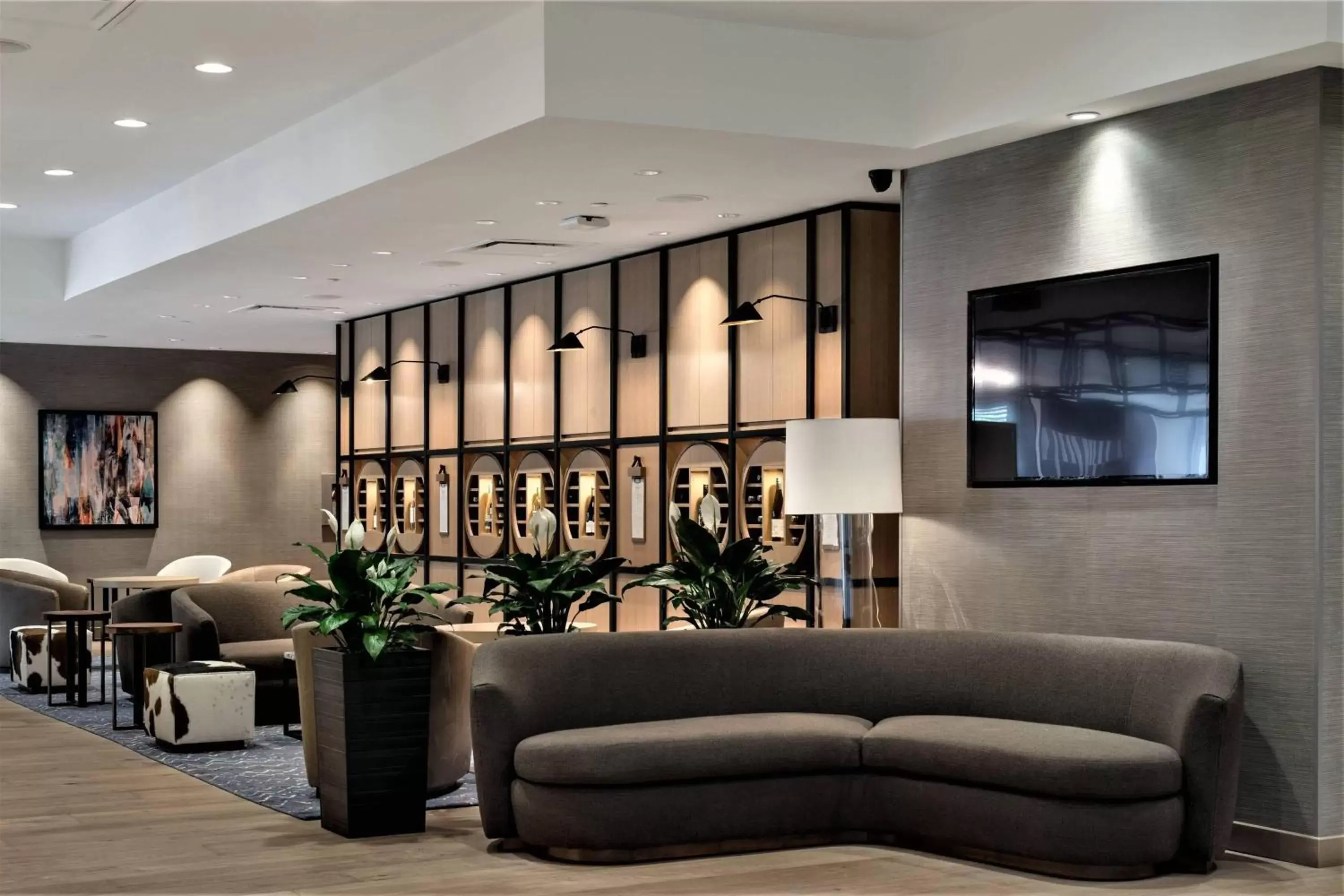 Lobby or reception, Lounge/Bar in Delta Hotels by Marriott Kamloops