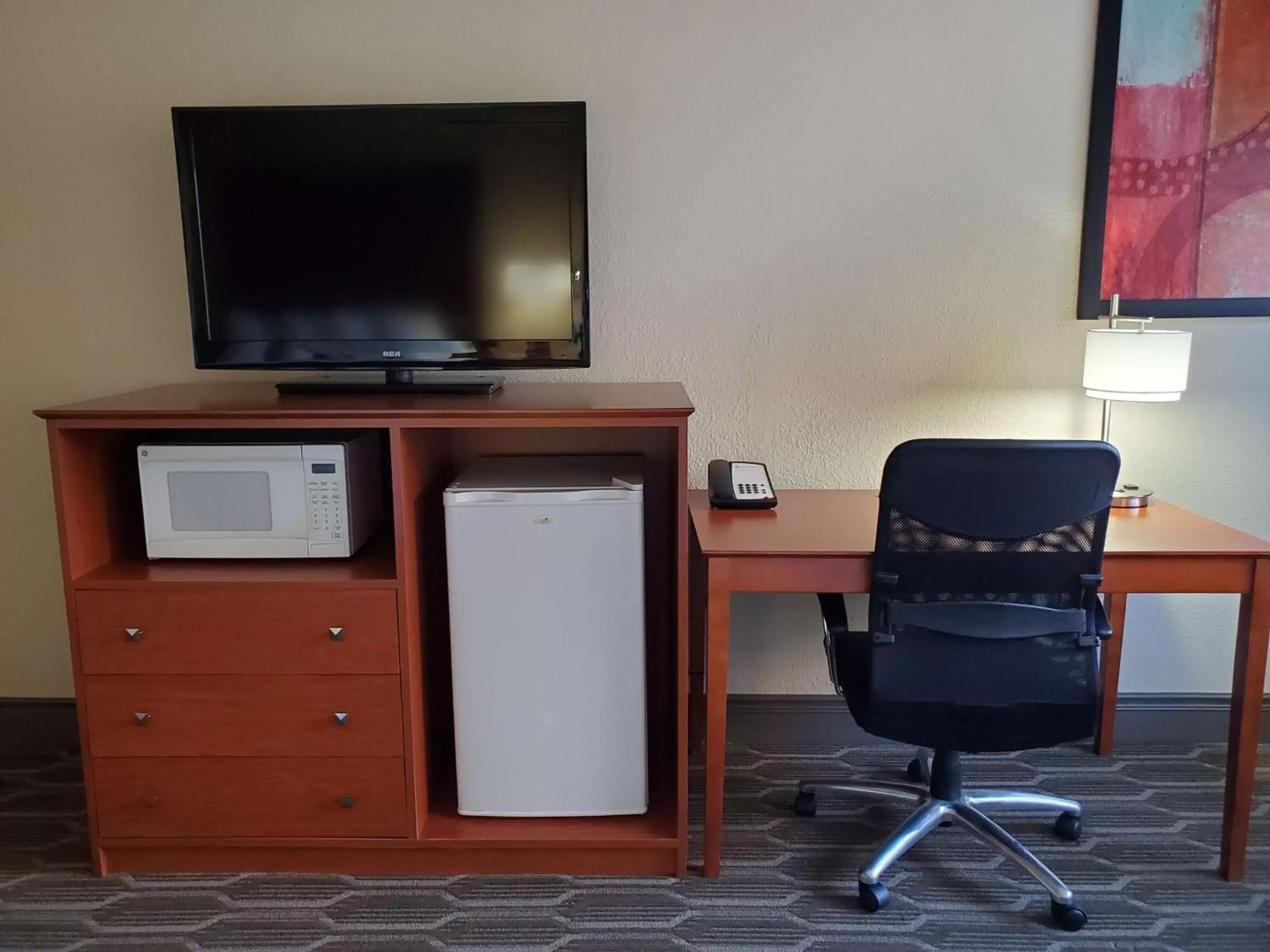 Photo of the whole room, TV/Entertainment Center in Best Western Plus Milwaukee Airport Hotel & Conference Center
