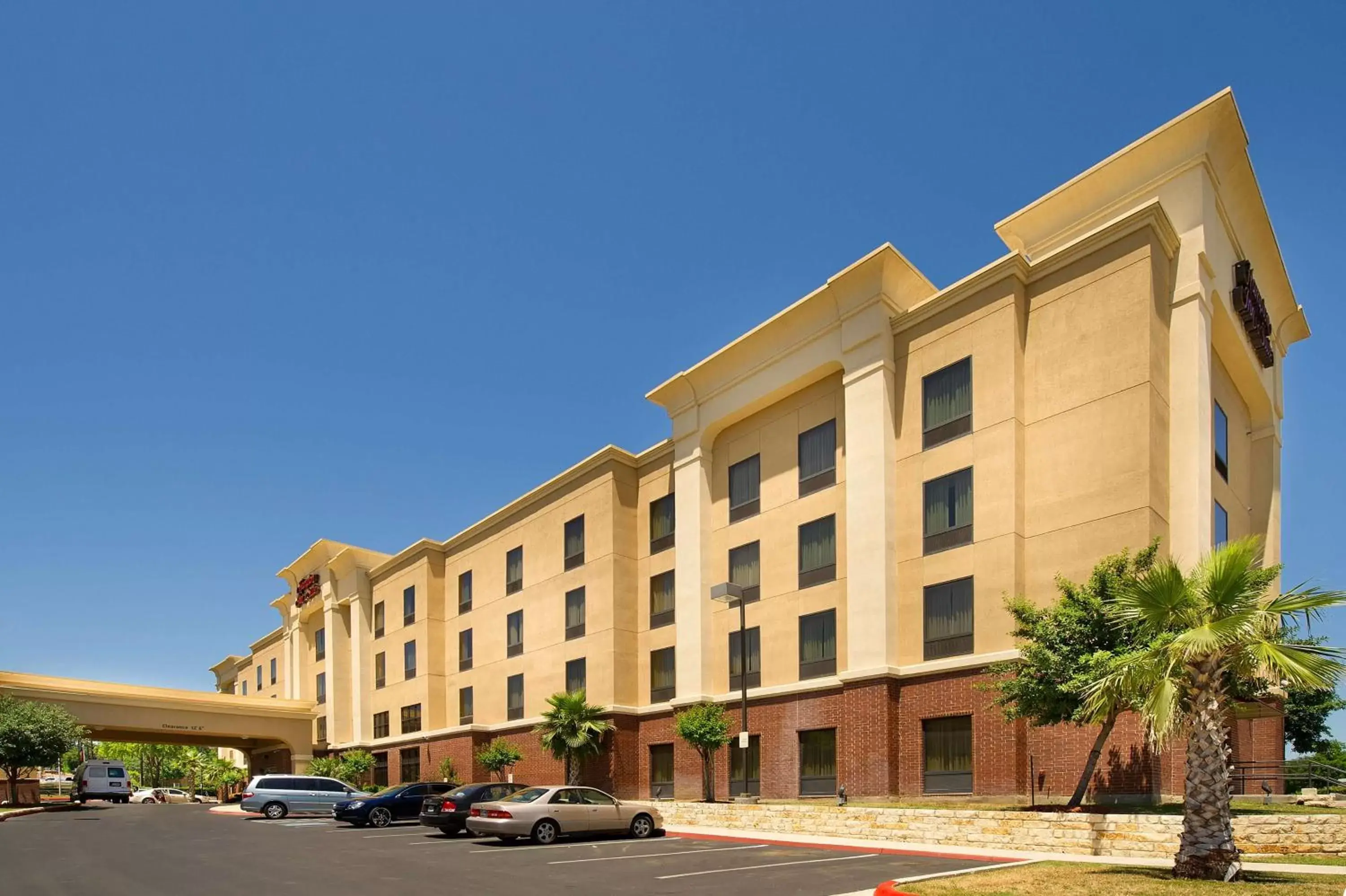 Property building in Hampton Inn and Suites San Antonio Airport Property building in Hampton Inn and Suites San Antonio Airport