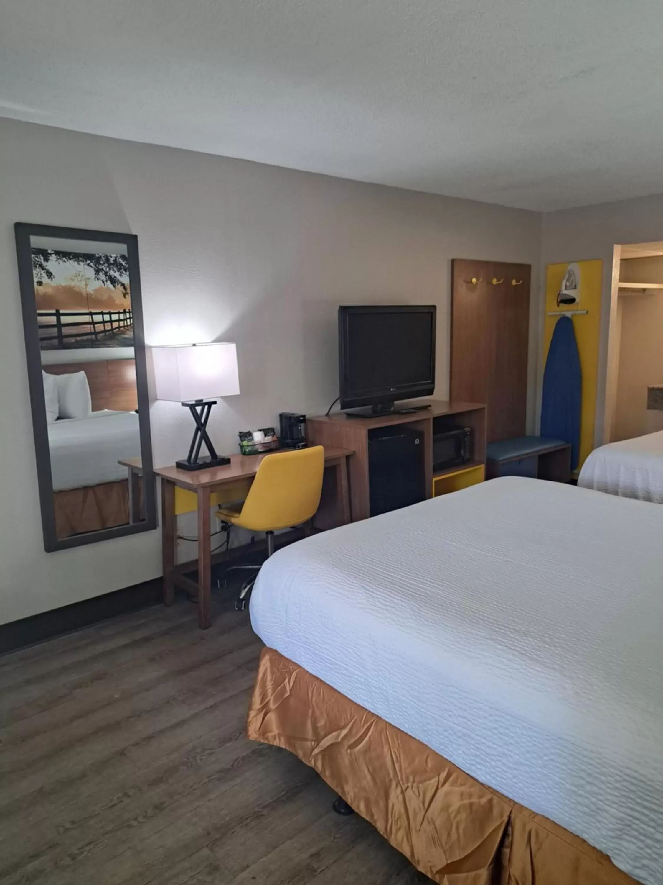 TV and multimedia in Days Inn & Suites by Wyndham Rocky Mount Golden East