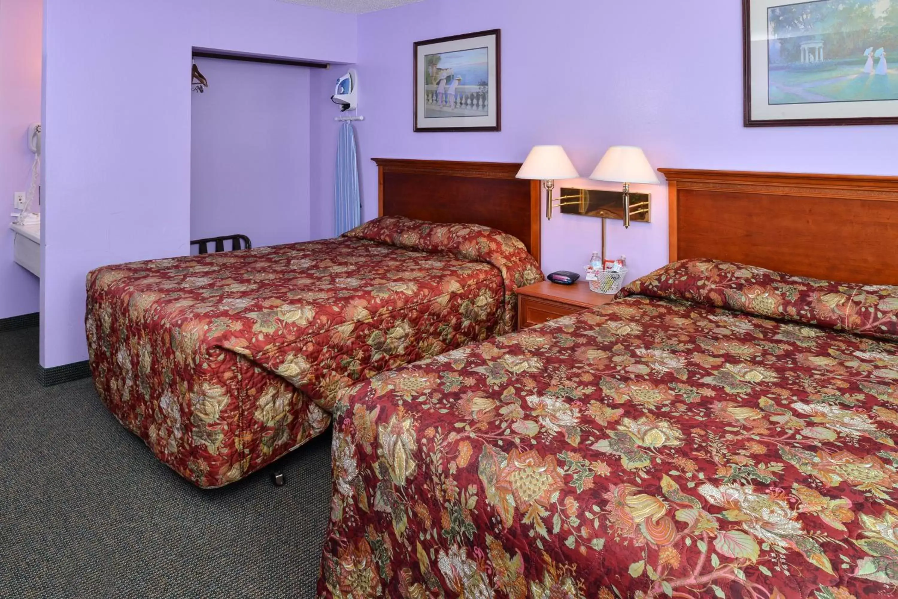 Photo of the whole room, Bed in Maverick Motel