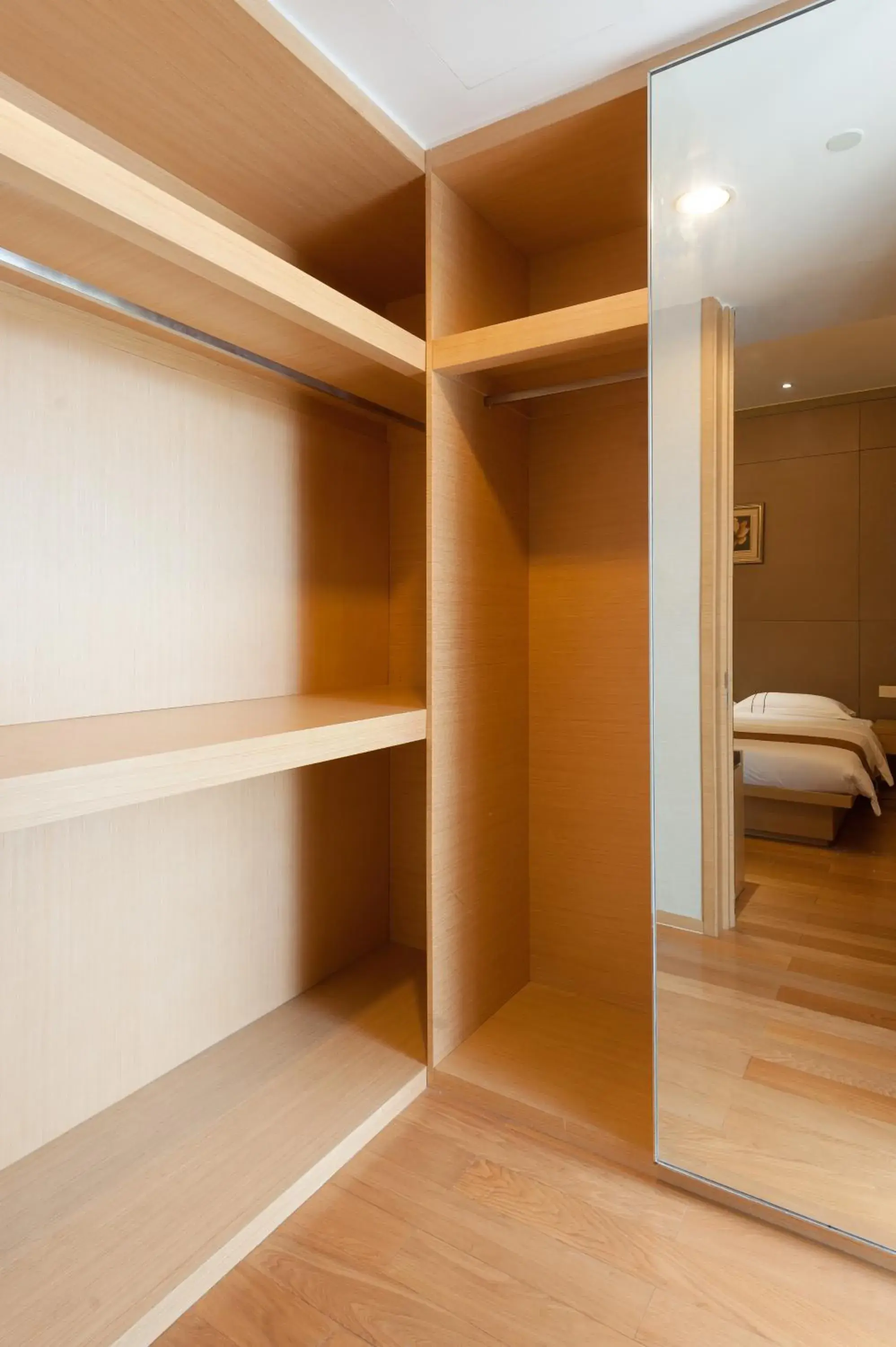 wardrobe, Bathroom in Yicheng Pazhou Poly World Trade Centre Apartment