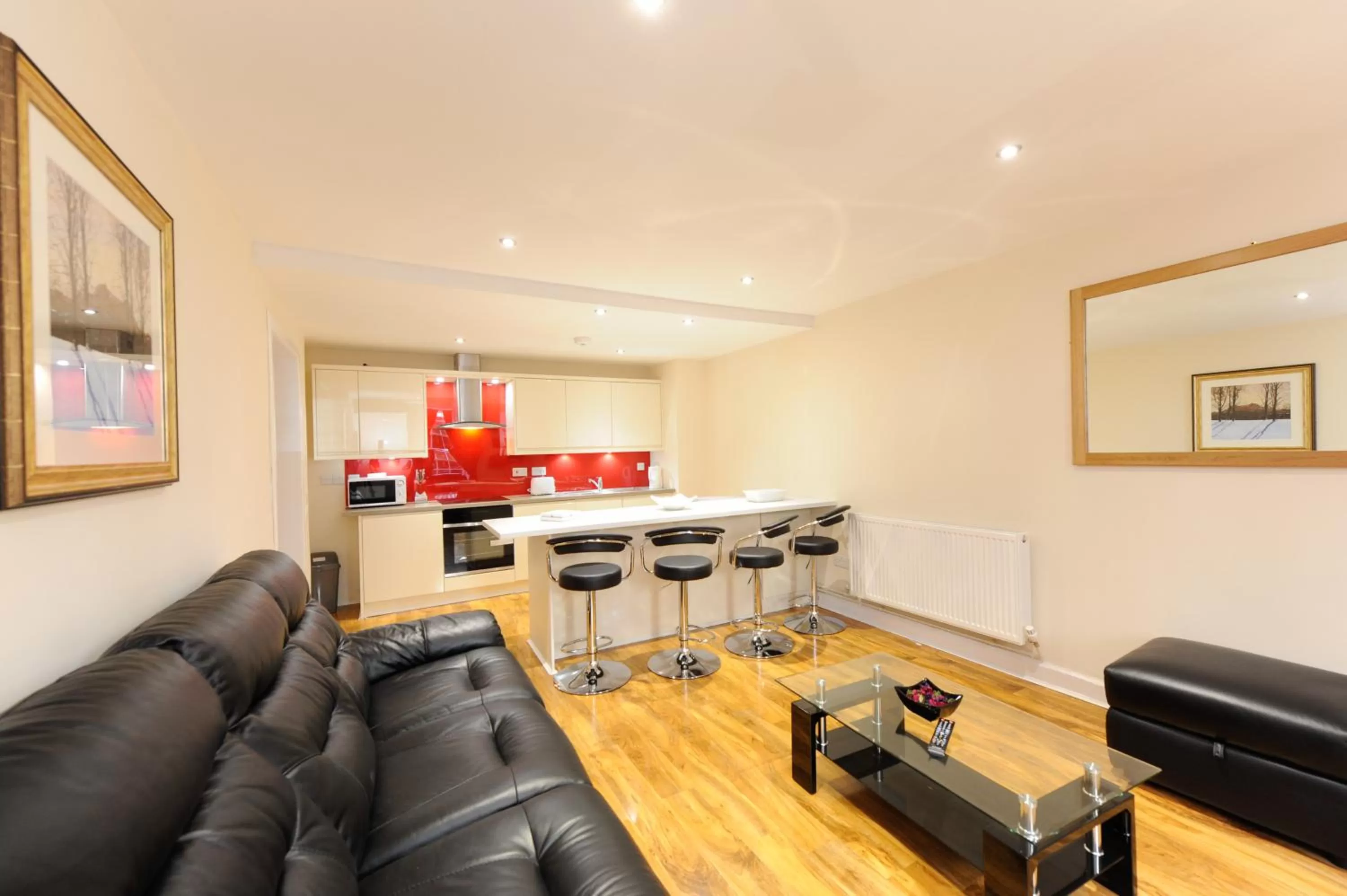 Kitchen or kitchenette in Edinburgh City Suites