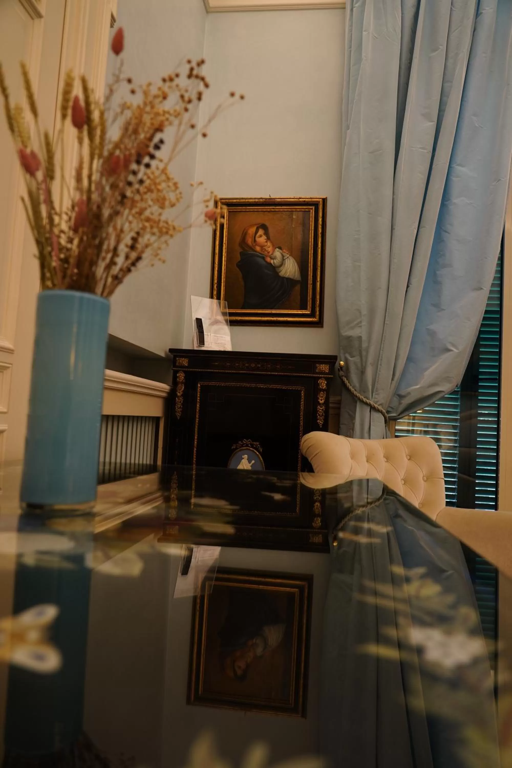 TV/Entertainment Center in Sisuites