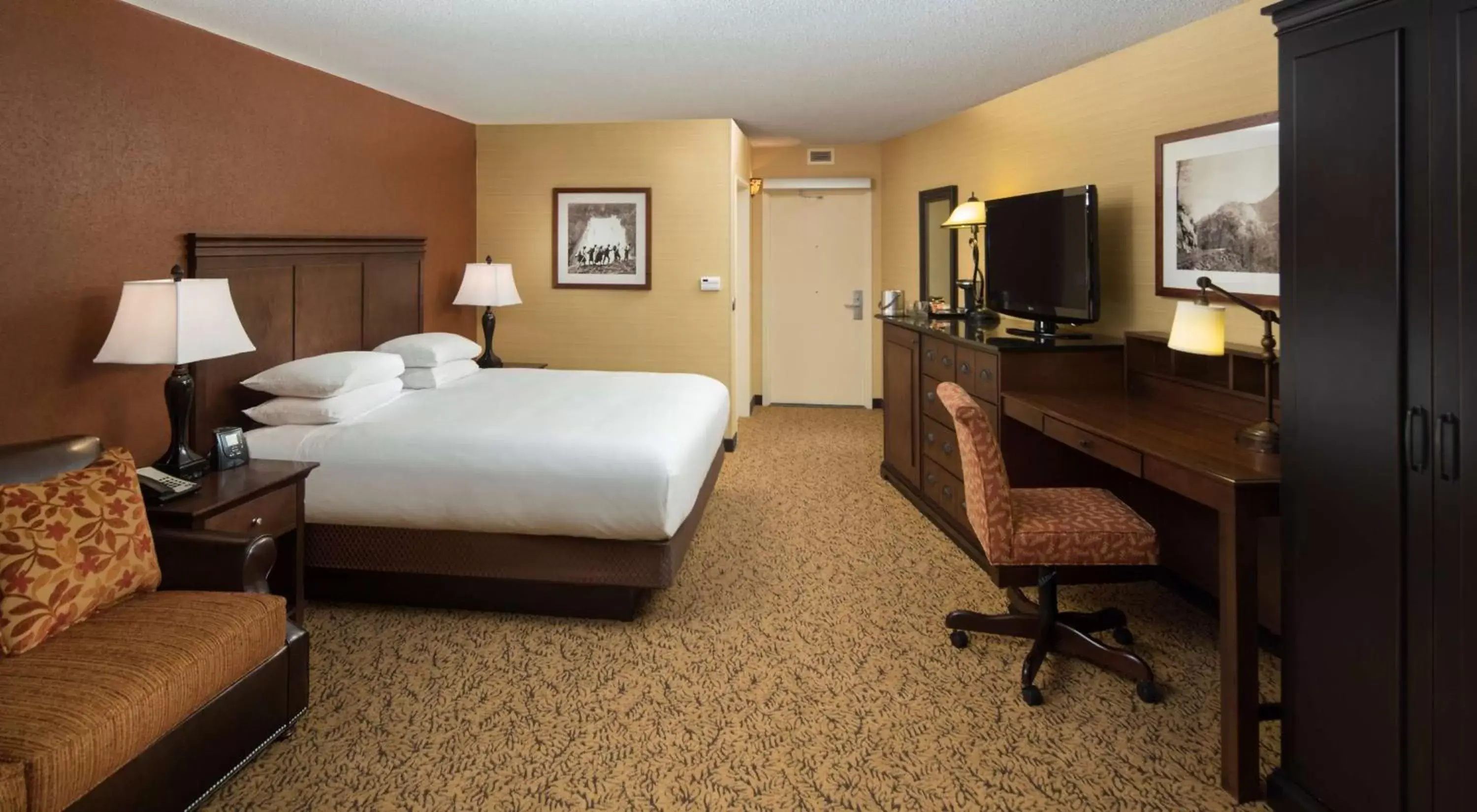 Bed in The Park Vista - A DoubleTree by Hilton Hotel - Gatlinburg