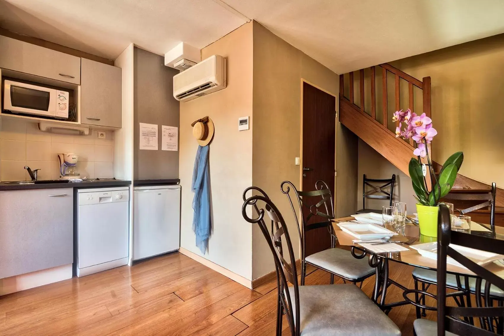 Photo of the whole room, Kitchen/Kitchenette in Zenitude Hôtel-Résidences Les Jardins de Lourdes