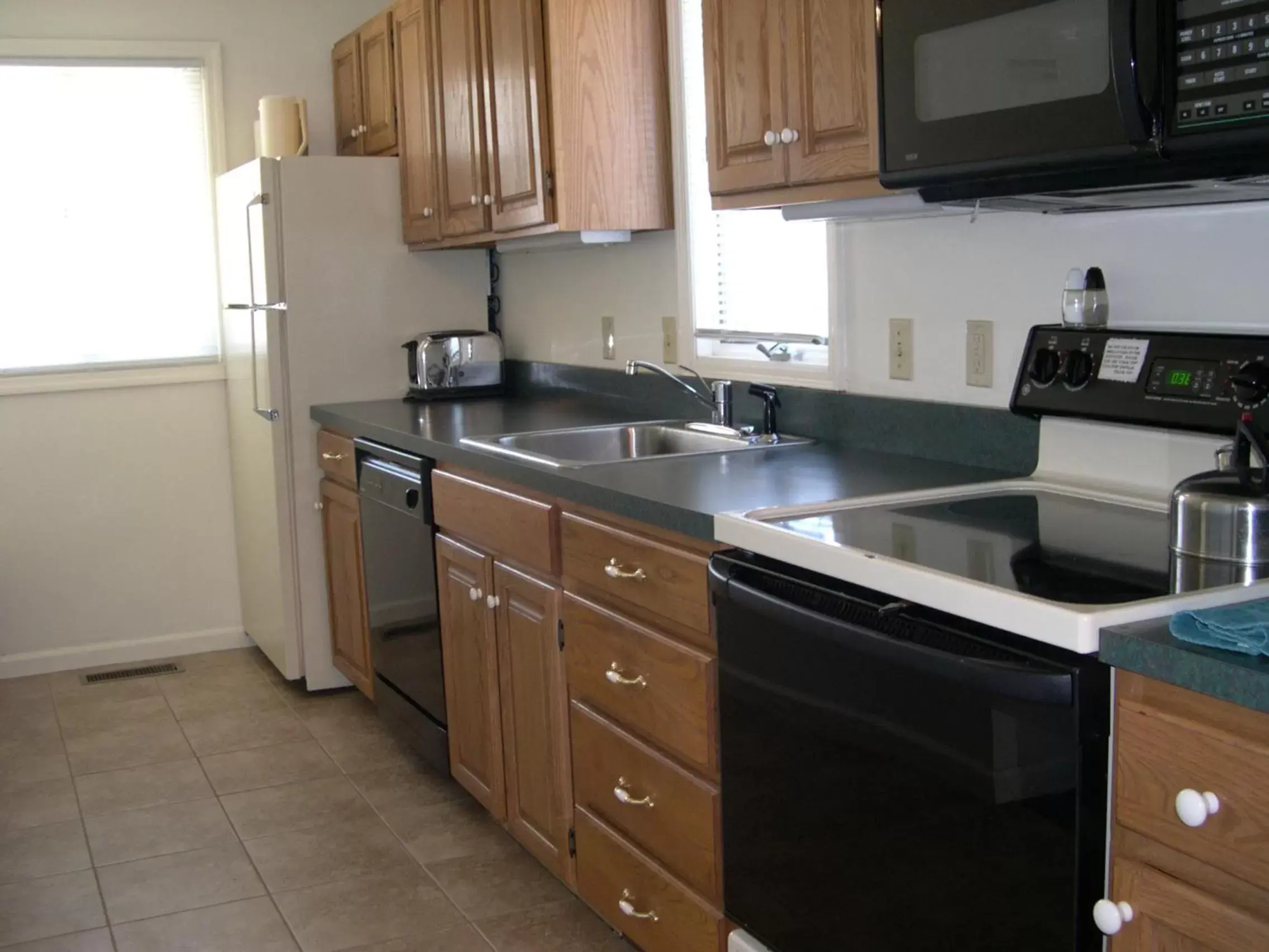 Kitchen/Kitchenette in Stowe Motel & Snowdrift