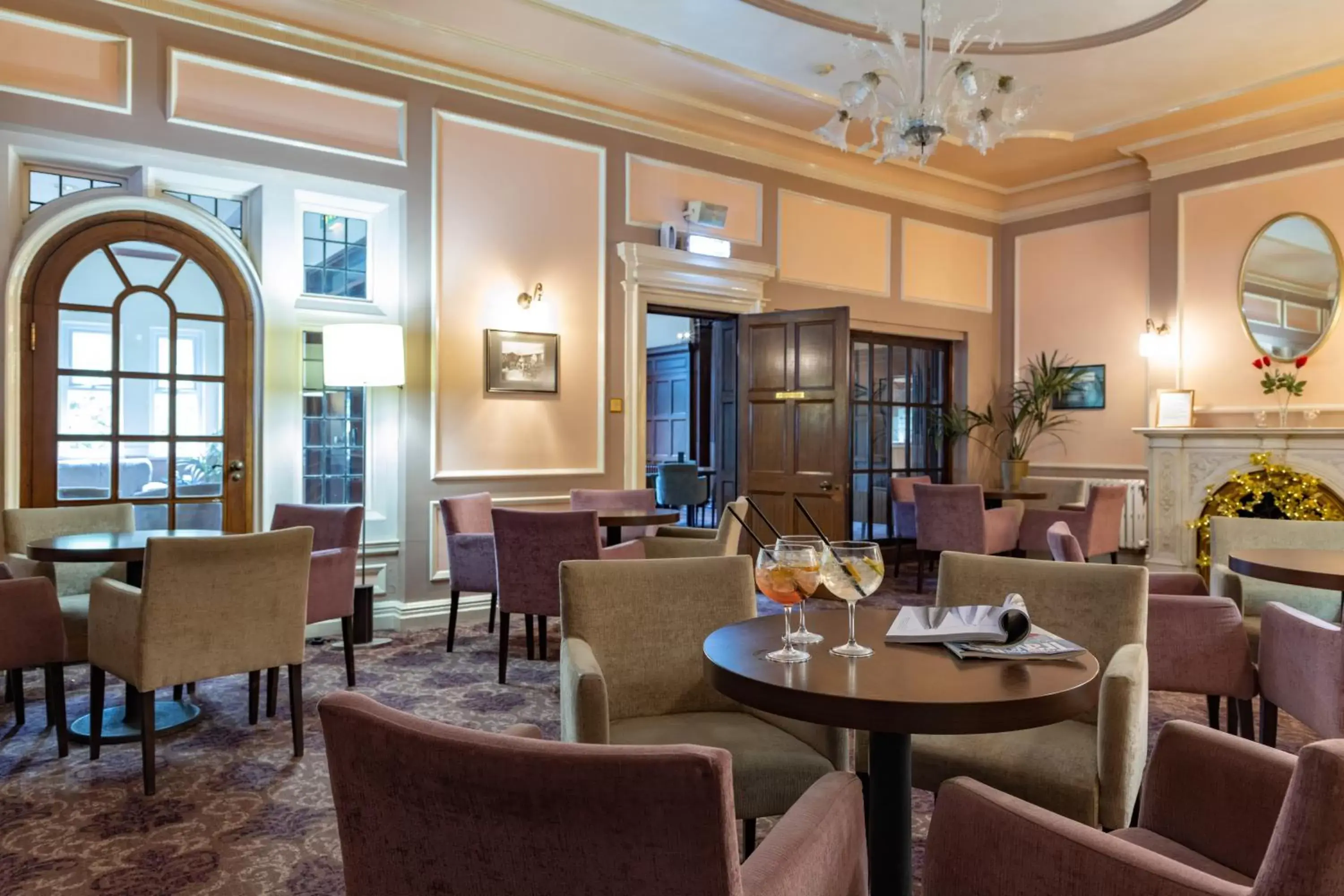 Lounge or bar, Restaurant/Places to Eat in The Broadway Park Hotel