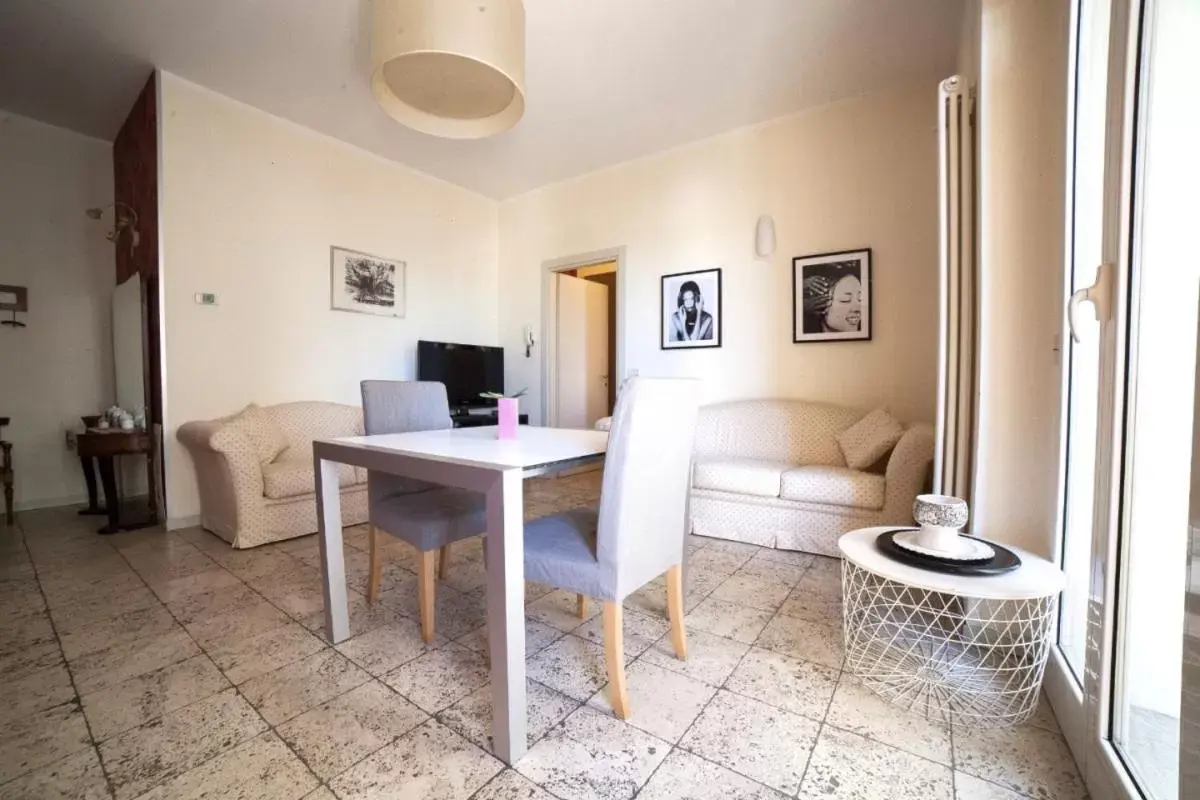 Seating area, Dining Area in Hotel Spring