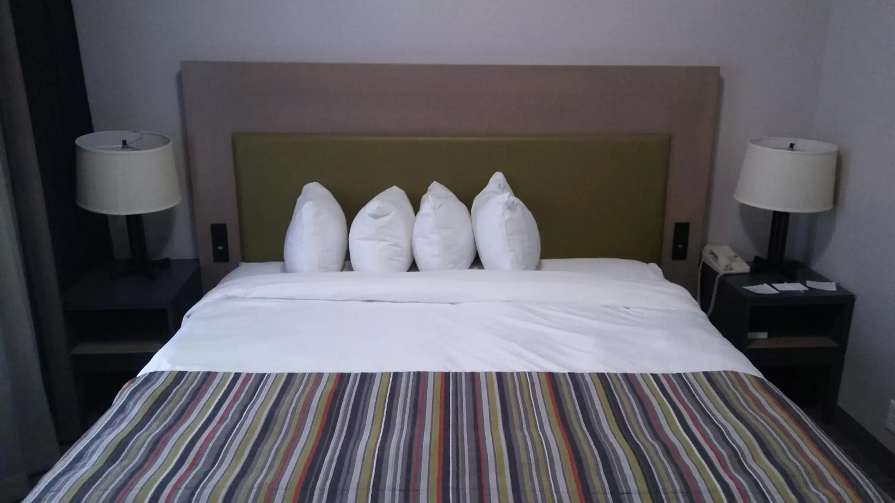 Bed in Country Inn & Suites by Radisson, Roanoke, VA