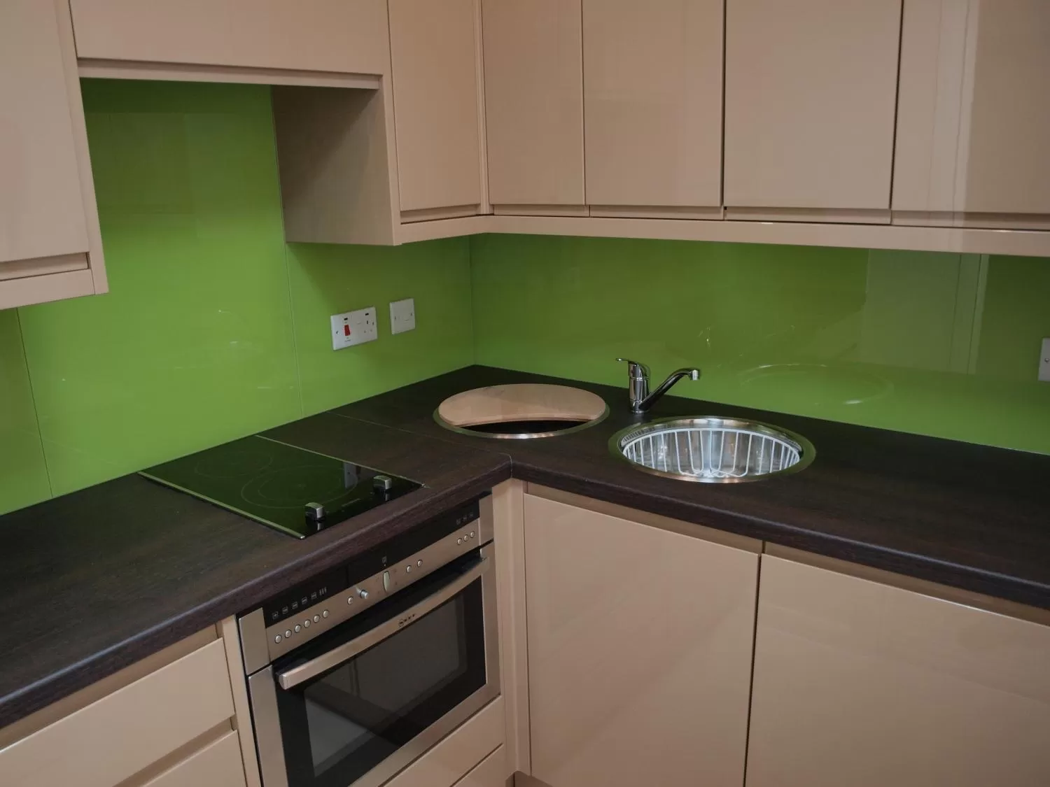 Kitchen or kitchenette in Simply Rooms & Suites