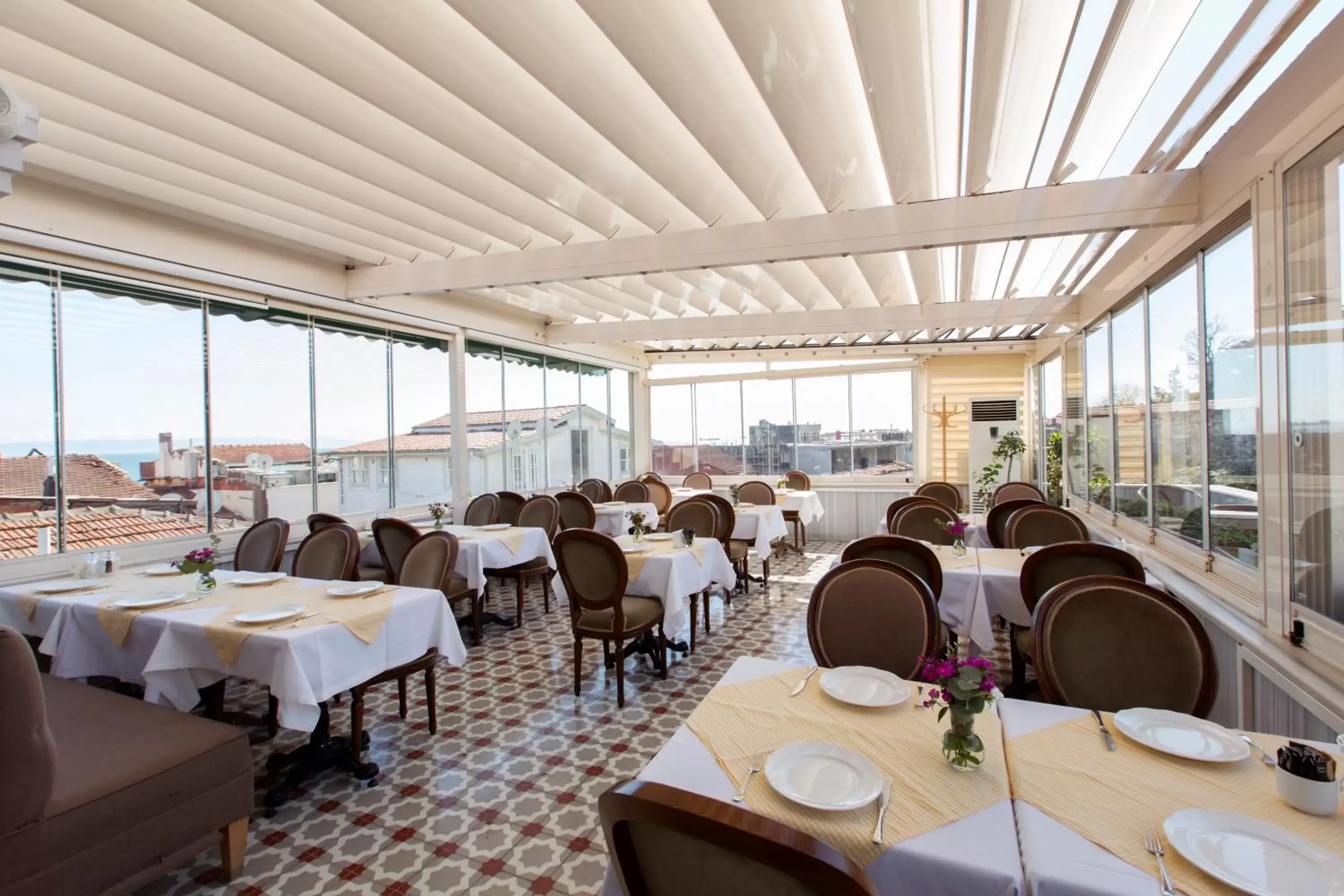 Restaurant/Places to Eat in Darussaade Istanbul Hotel