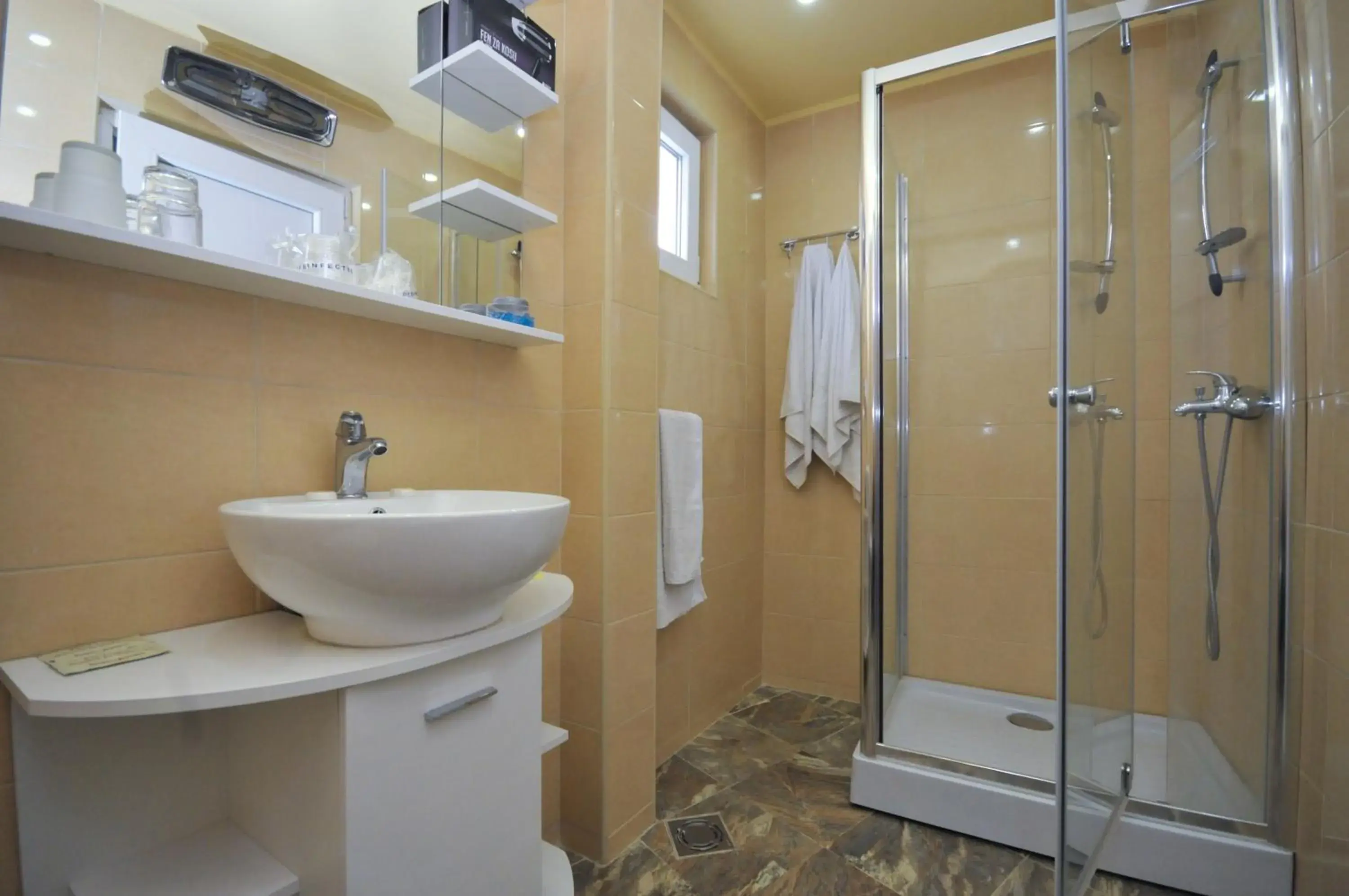 Shower, Bathroom in Hotel Oaza