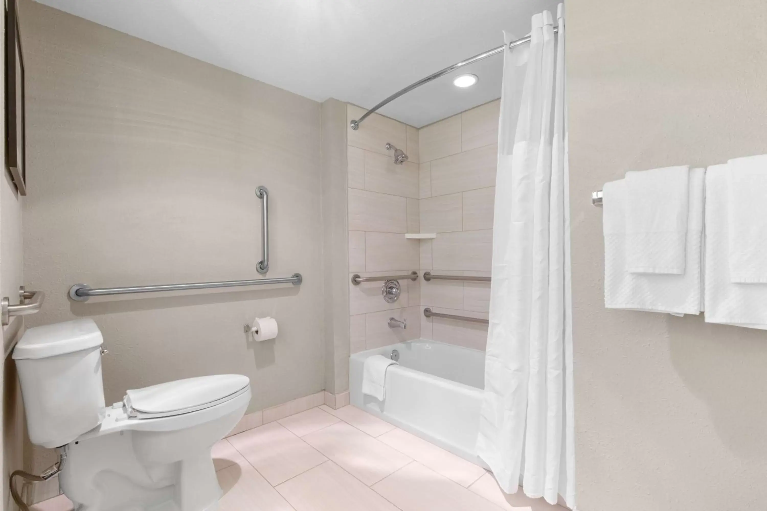 Bathroom in DoubleTree by Hilton Park City - The Yarrow