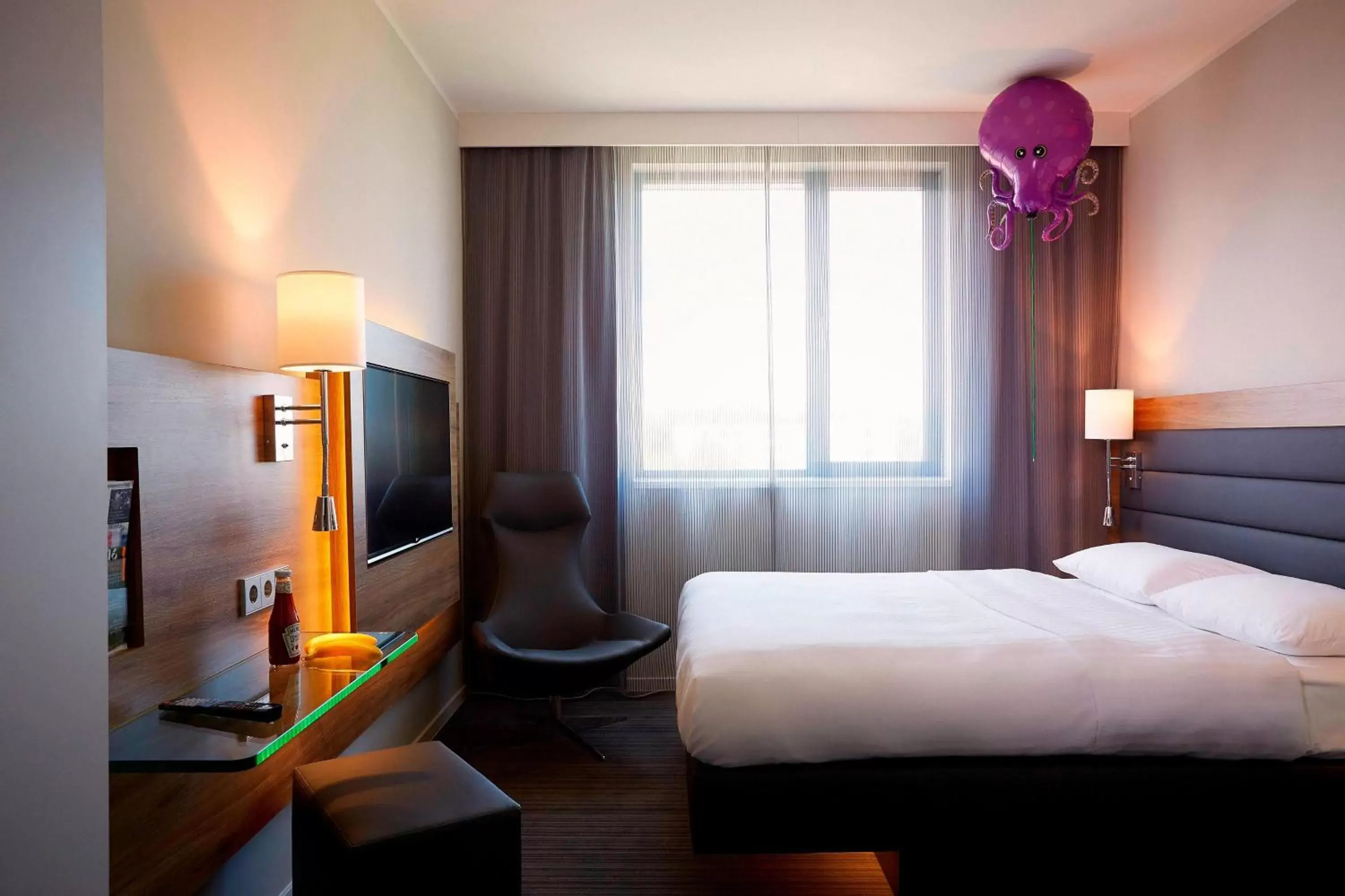 Photo of the whole room, Bed in Moxy Munich Airport