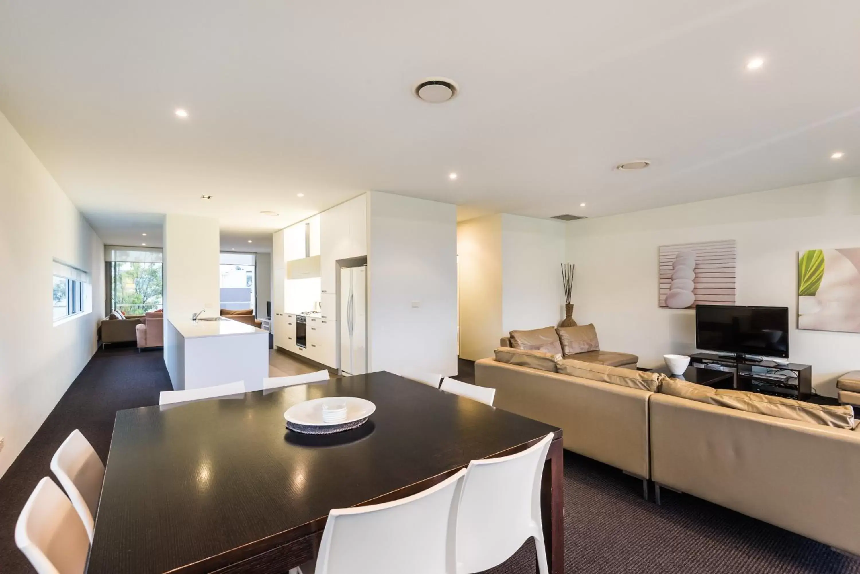 TV and multimedia, Dining Area in Coast Resort Merimbula