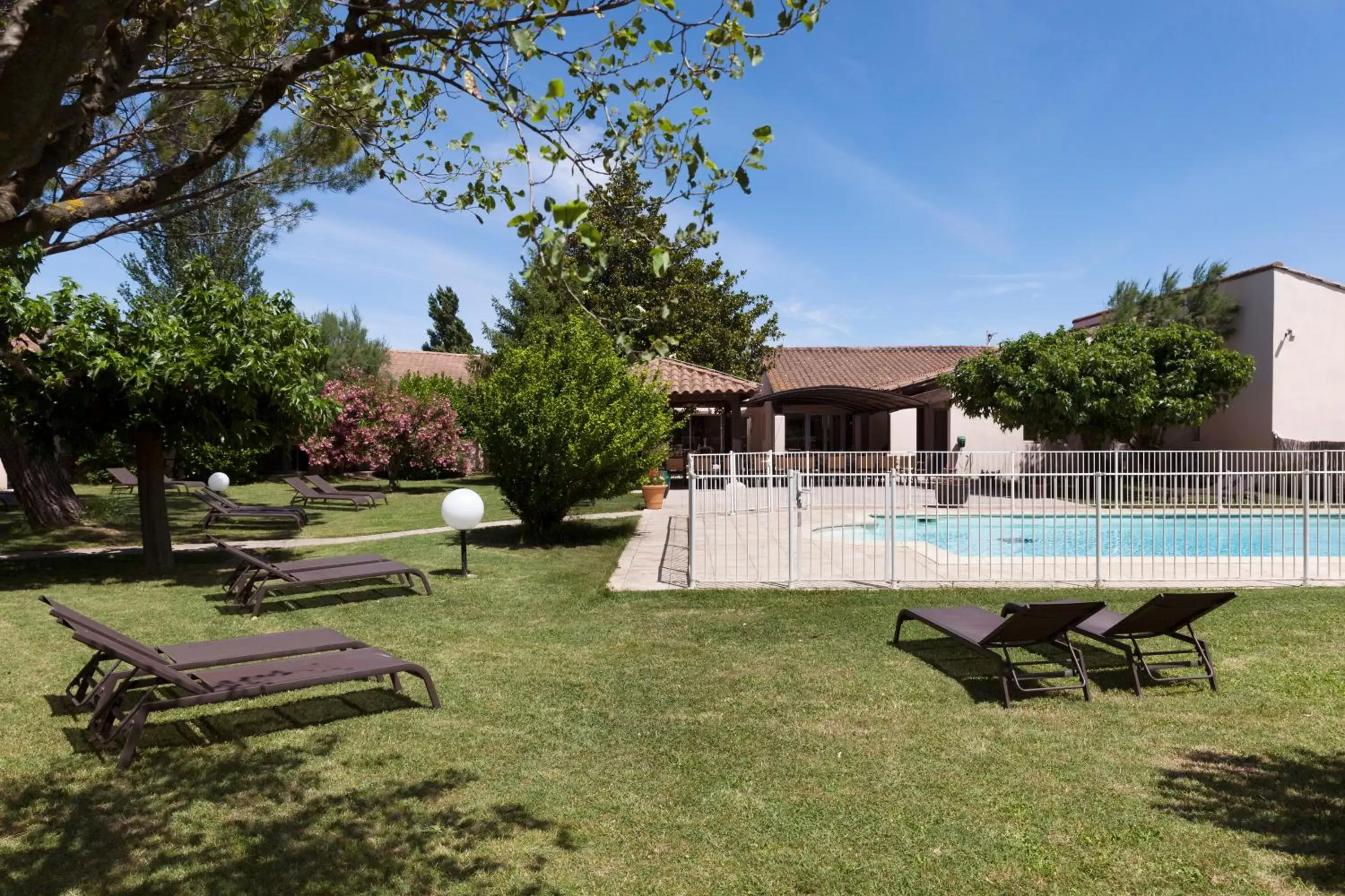 Property building, Swimming Pool in Best Western Hôtel Le Paradou Avignon Sud.