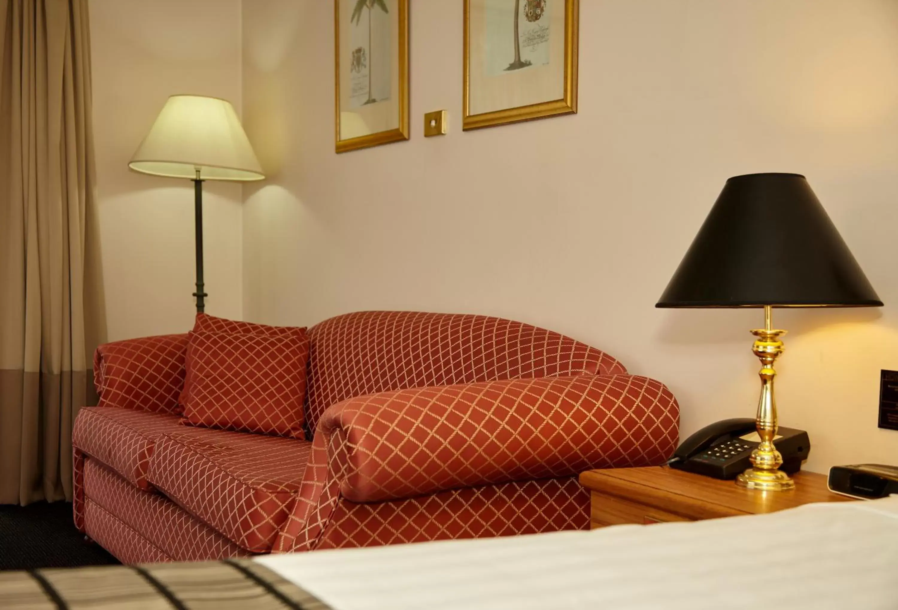 Bedroom, Seating Area in Best Western Ambassador Motor Inn & Apartments